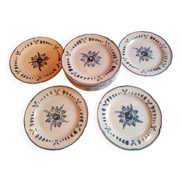 Serie de 12 assiettes plates en faience de pornic modele "stuart"
