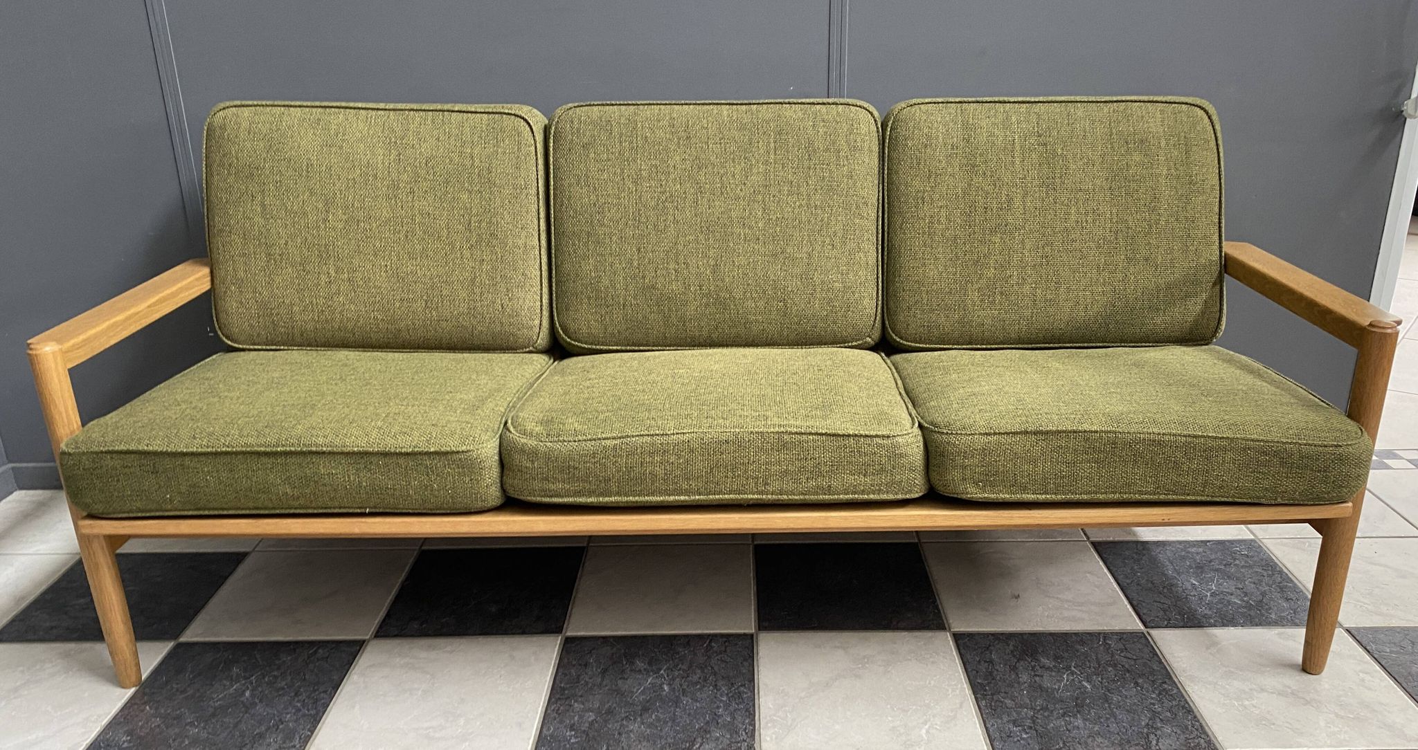canapé 3 places en tissu vert et bois années 1960