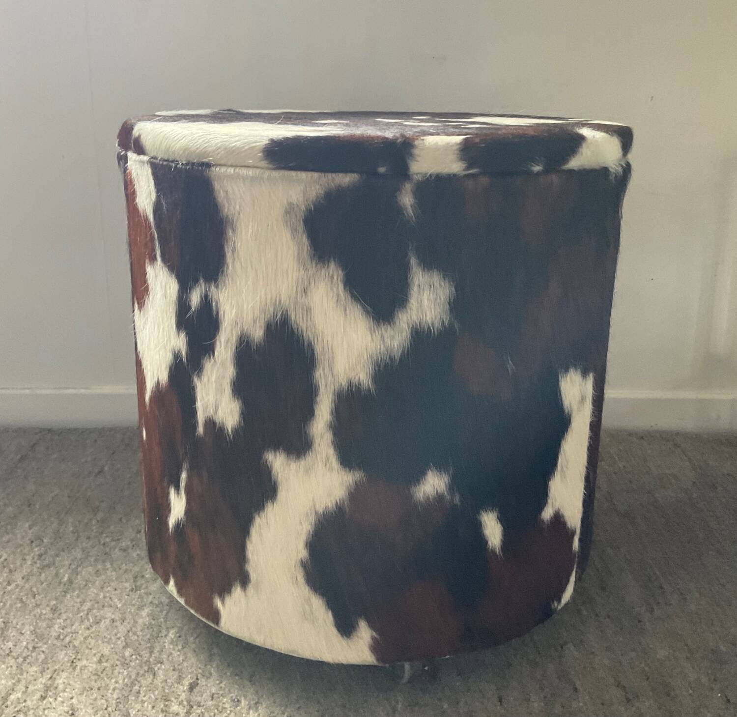 Pouf coffre en peau de vache des années 70