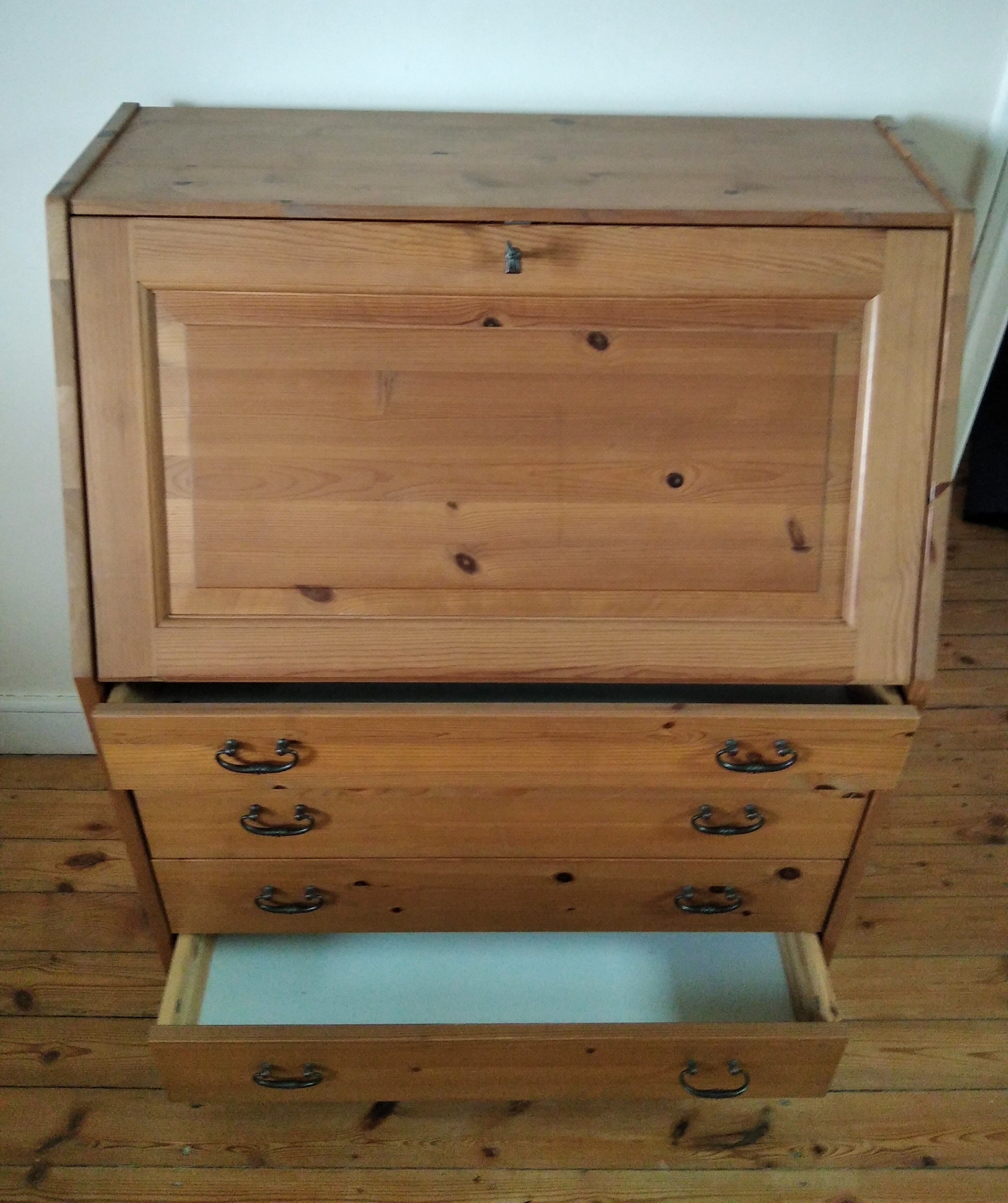 Scandinavian writing desk in honey-coloured pine from the 1980s