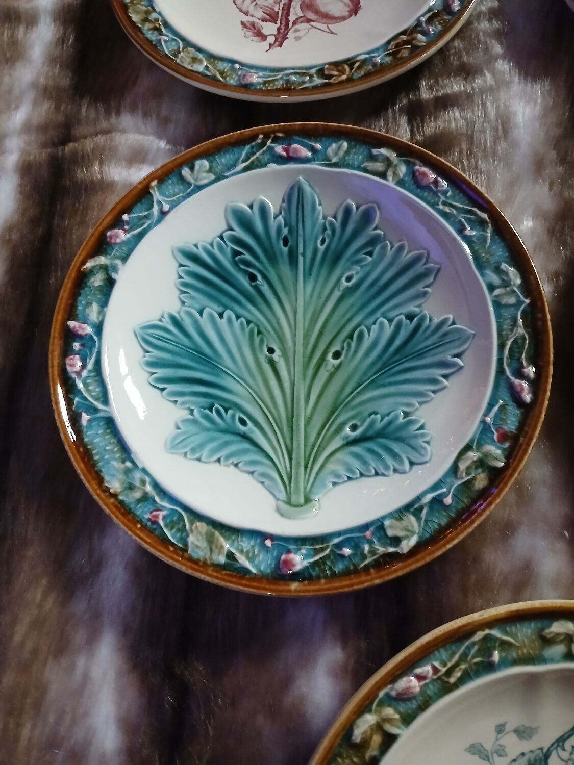 5 assiettes anciennes majolique Longchamp 