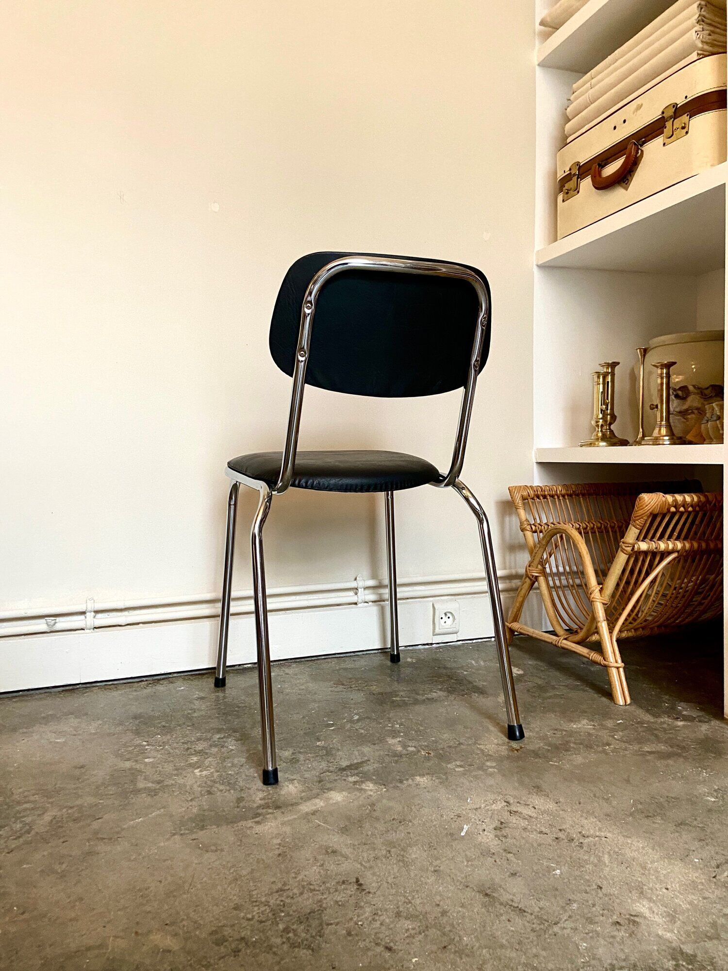 Chaise en aluminium chromé et skaï noir