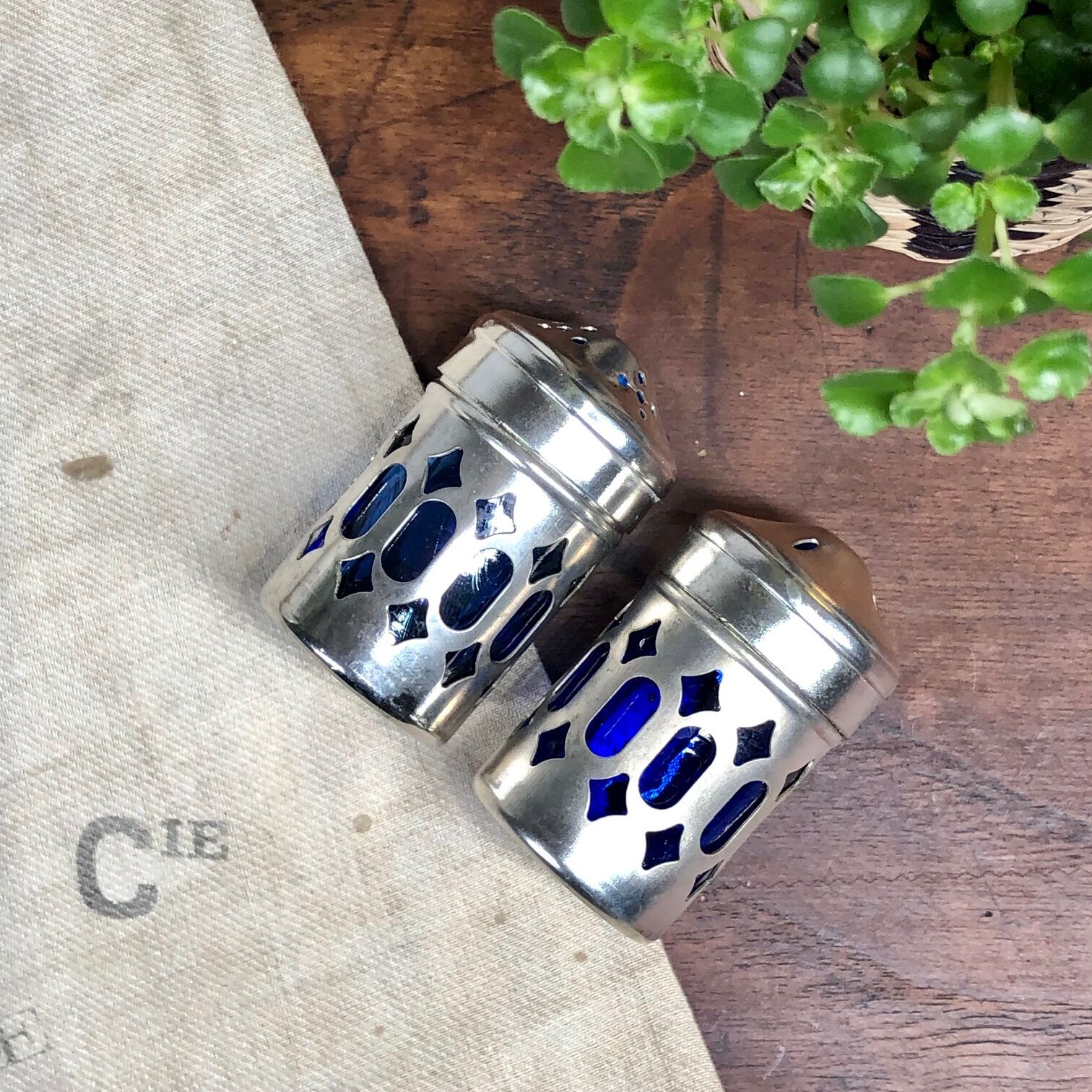 Salt and pepper shaker in metal and blue glass 1930'