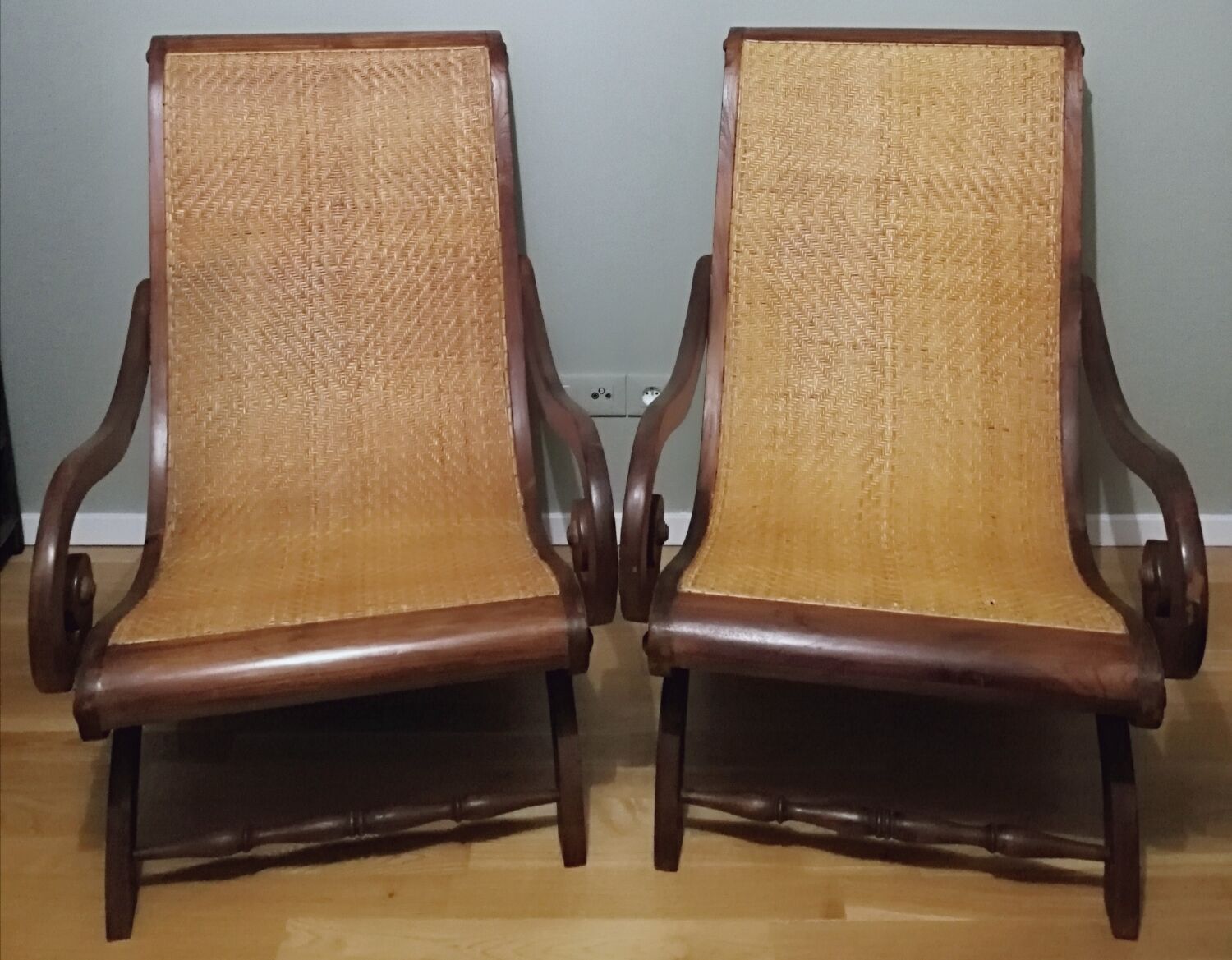 Deux fauteuils coloniaux planteurs