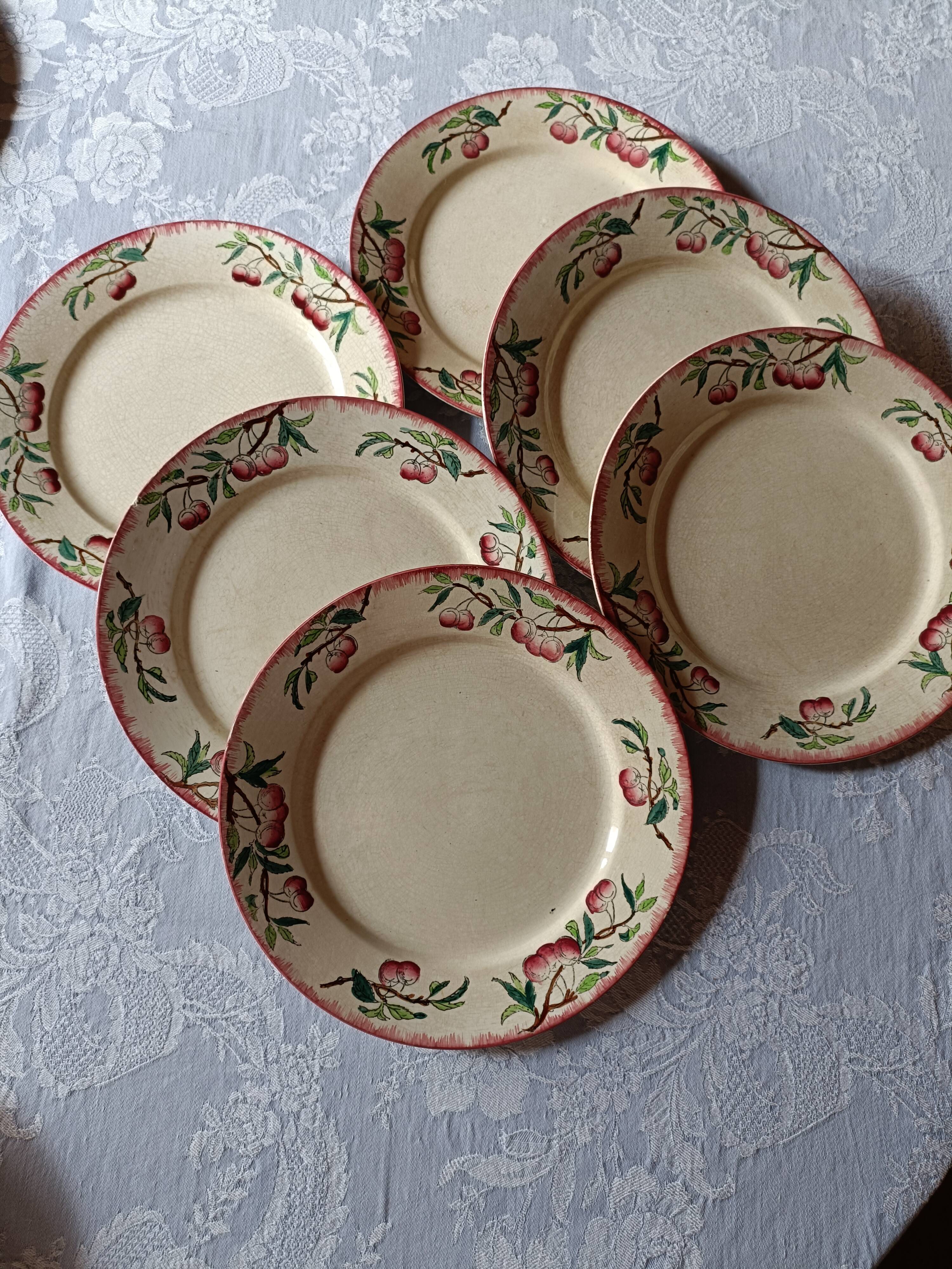 Rares, 6 assiettes et 2 grands plats Sarreguemines décor cerises