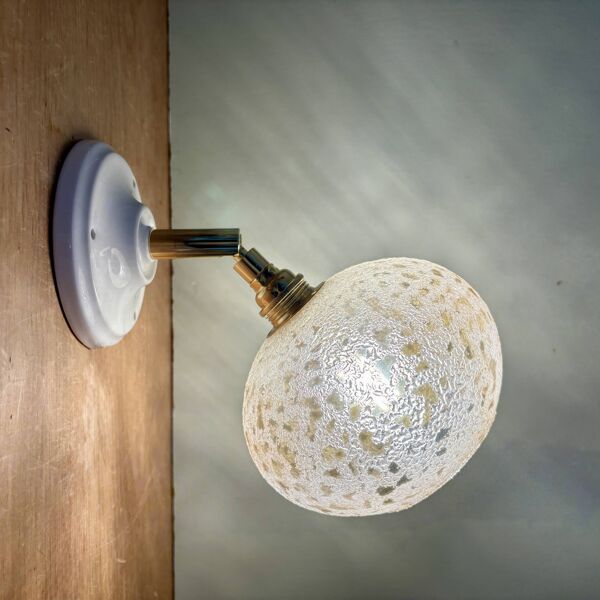 Applique globe vintage en verre granité ambré