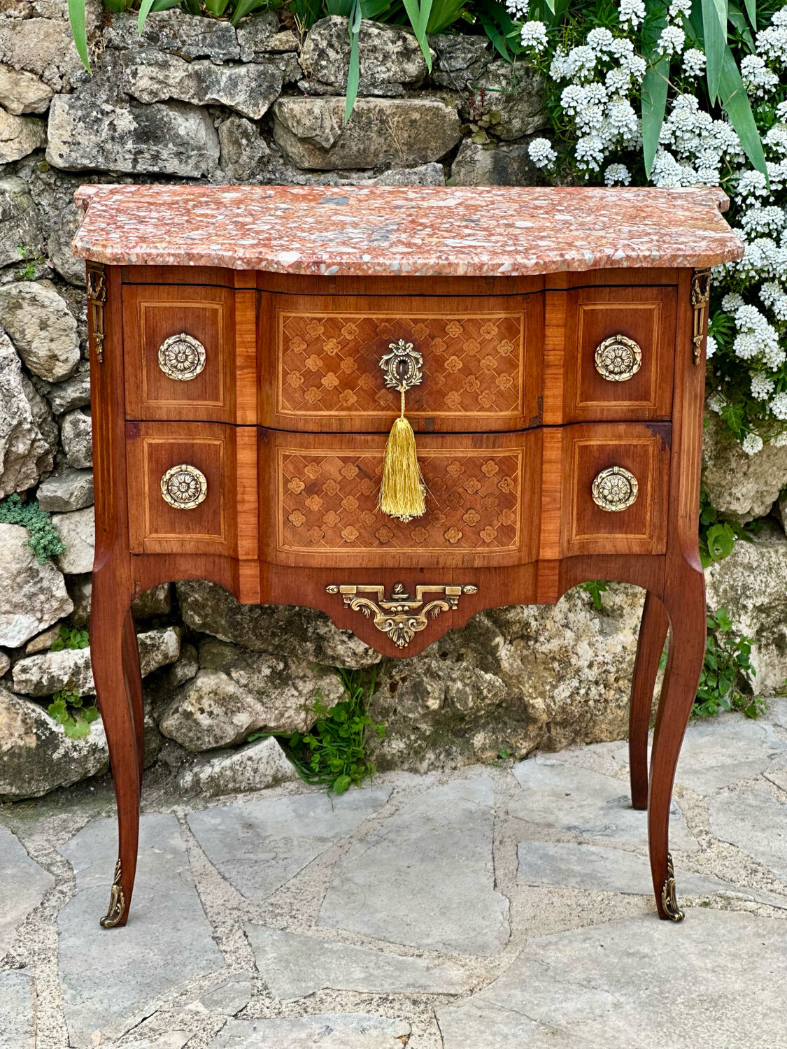 Small jump cabinet in precious wood marquetry.
