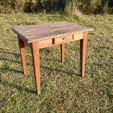 Spindle leg desk
