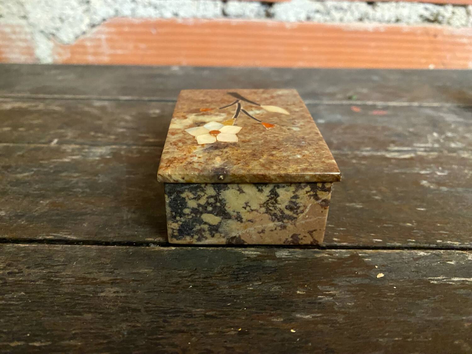 Boite ancienne en stéatite à décor de fleurs incrustées en nacre