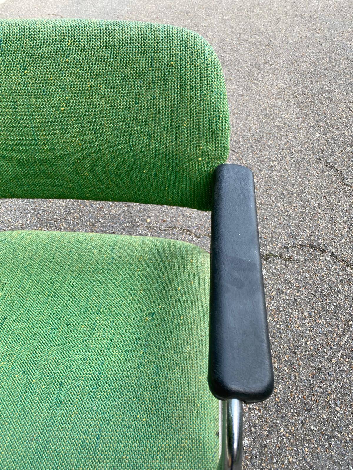 Scandinavian office chair in green fabric and curved steel