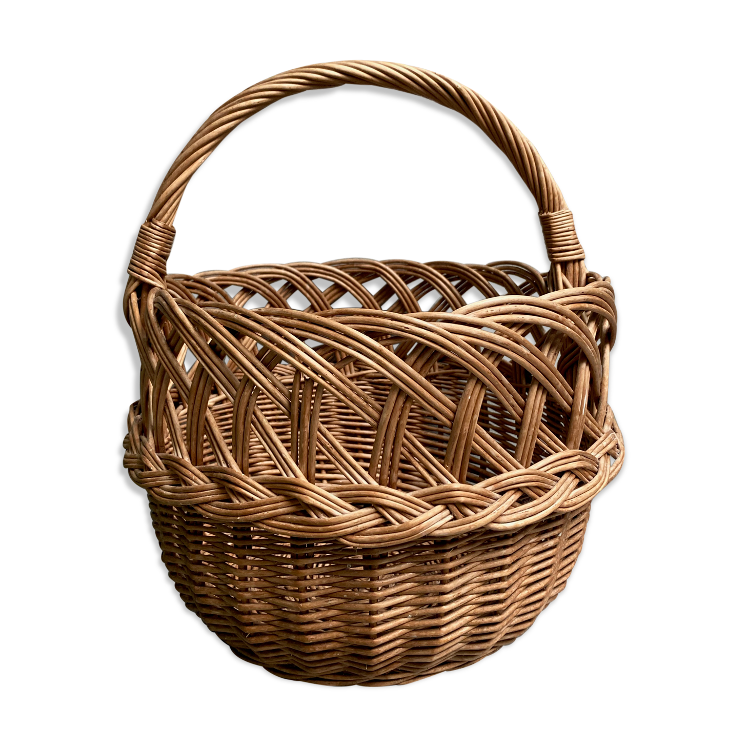 Round wicker basket