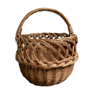 Round wicker basket