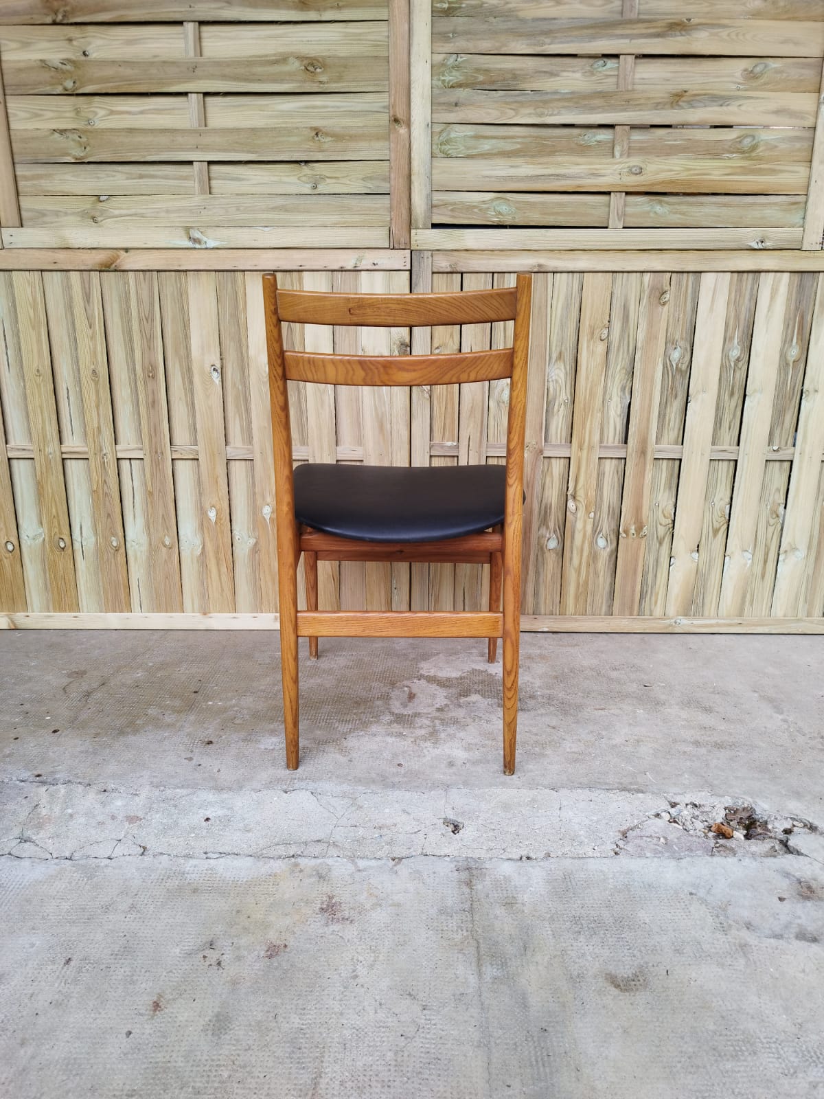 Suite de 5 chaises vintages scandinaves teck 1 simili cuir