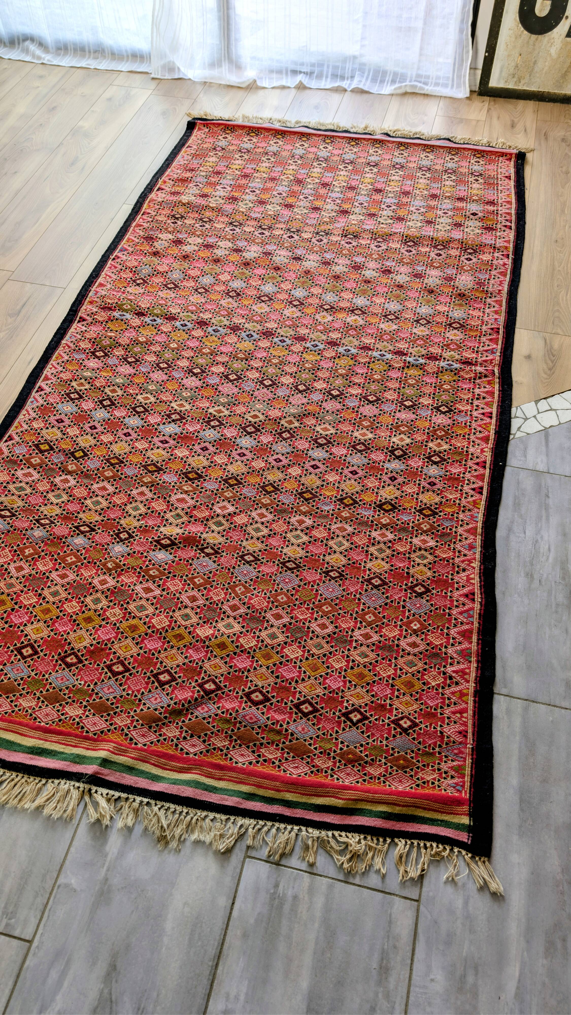 Grand tapis kilim ancien aux motifs géométriques tribaux 260 x 130 cm