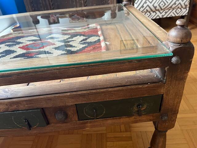 Table basse en bois massif avec tiroirs et plateau en verre – pièce unique