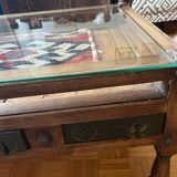 Table basse en bois massif avec tiroirs et plateau en verre – pièce unique