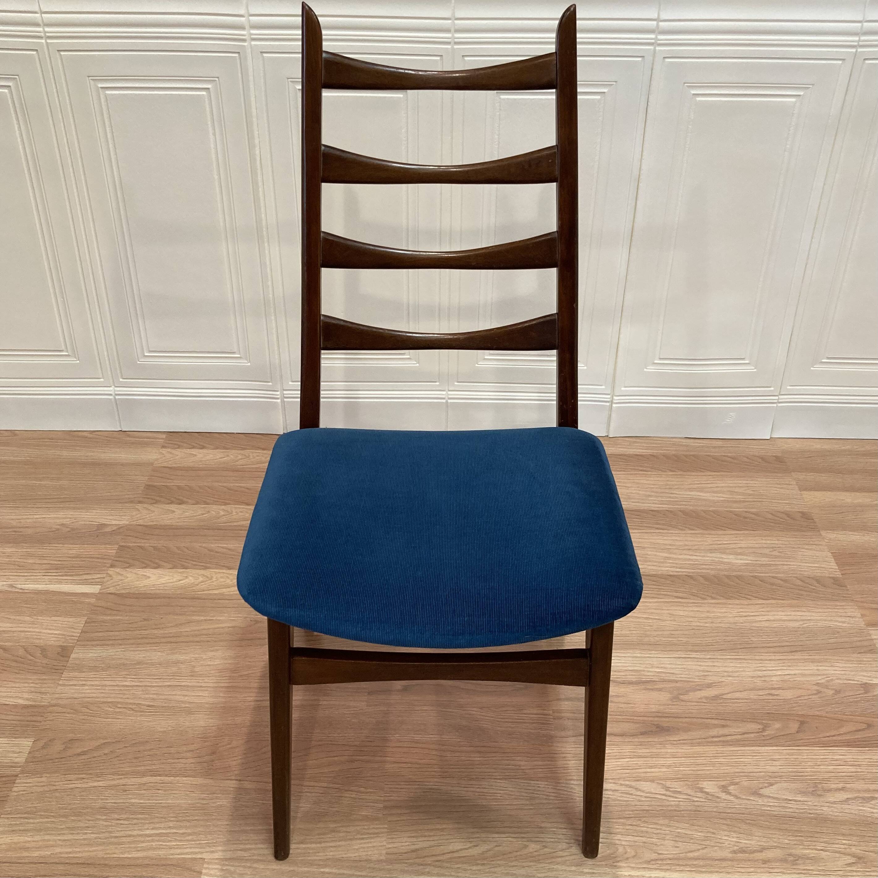 Suite de 3 chaises "design scandinave".