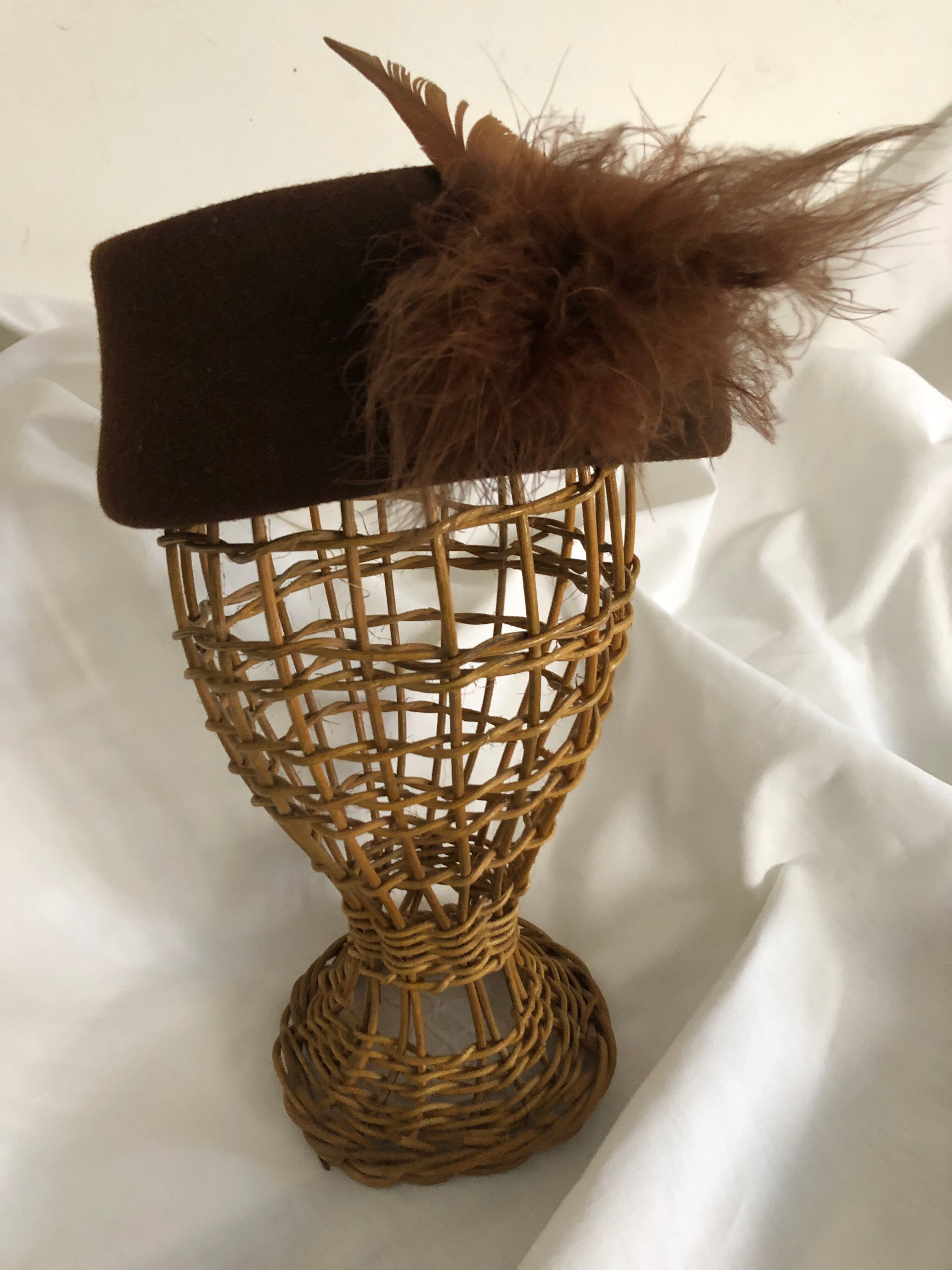 Head to rattan hat, milliner's marotte