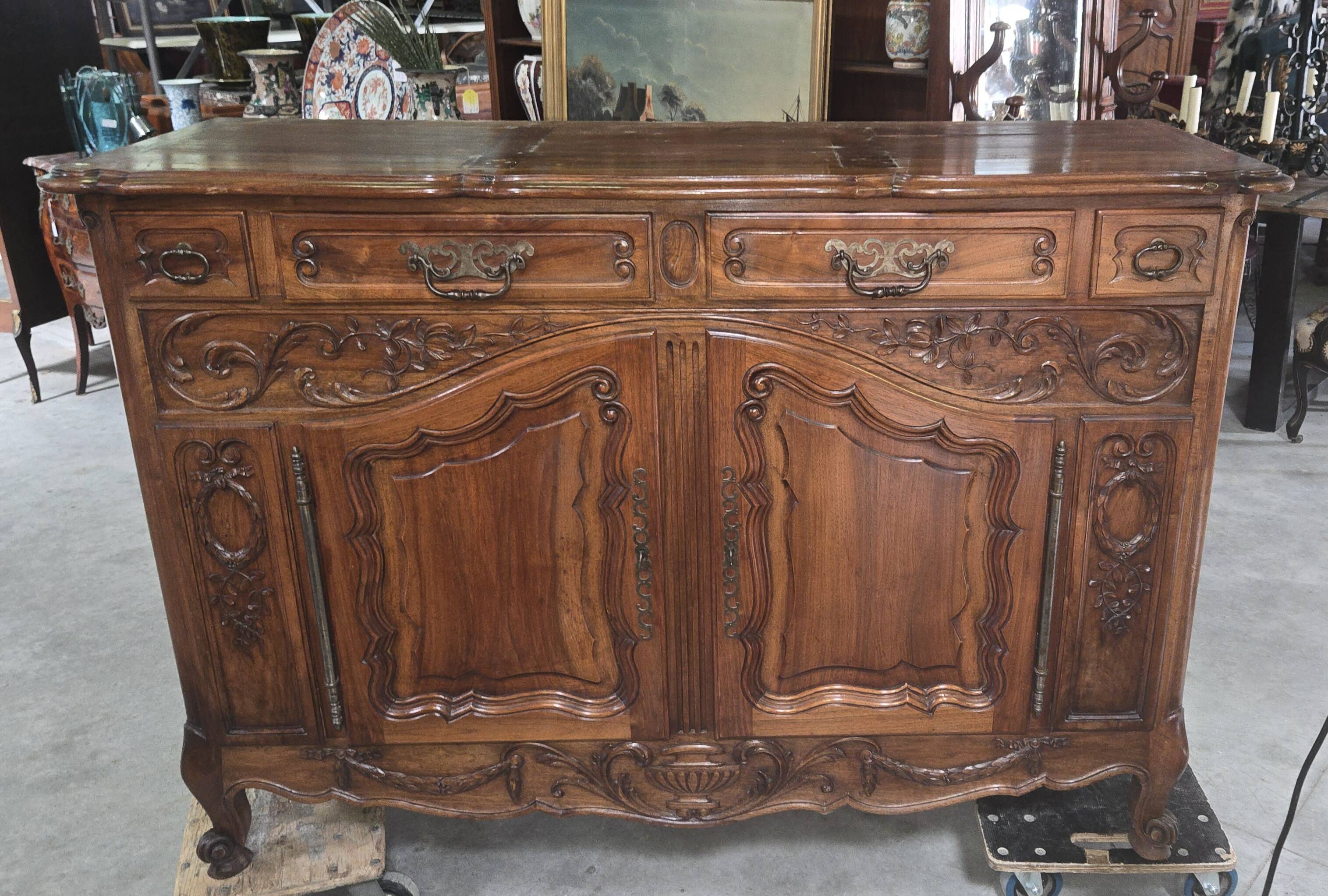 Buffet Louis XV provençal en noyer sculpté – XIXe siècle