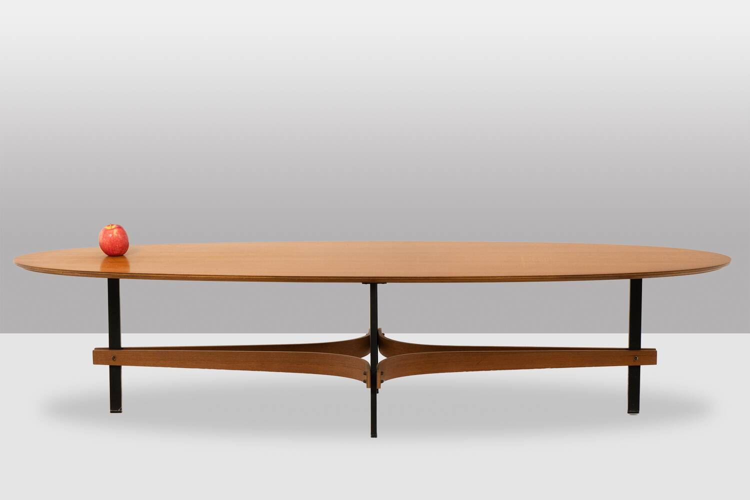 Guglielmo Ulrich. Oval coffee table in blonde teak. 1950s-60s.