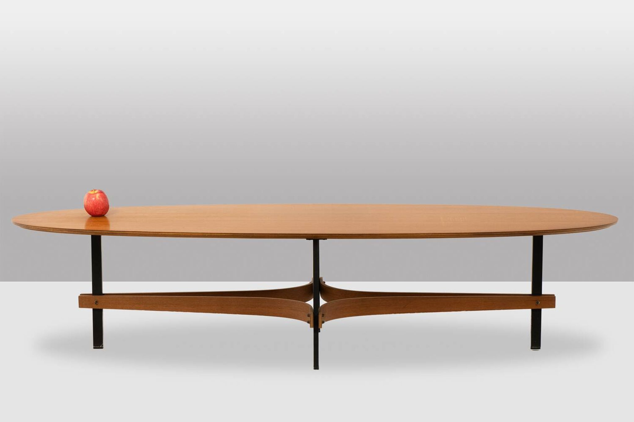 Guglielmo Ulrich. Oval coffee table in blonde teak. 1950s-60s.