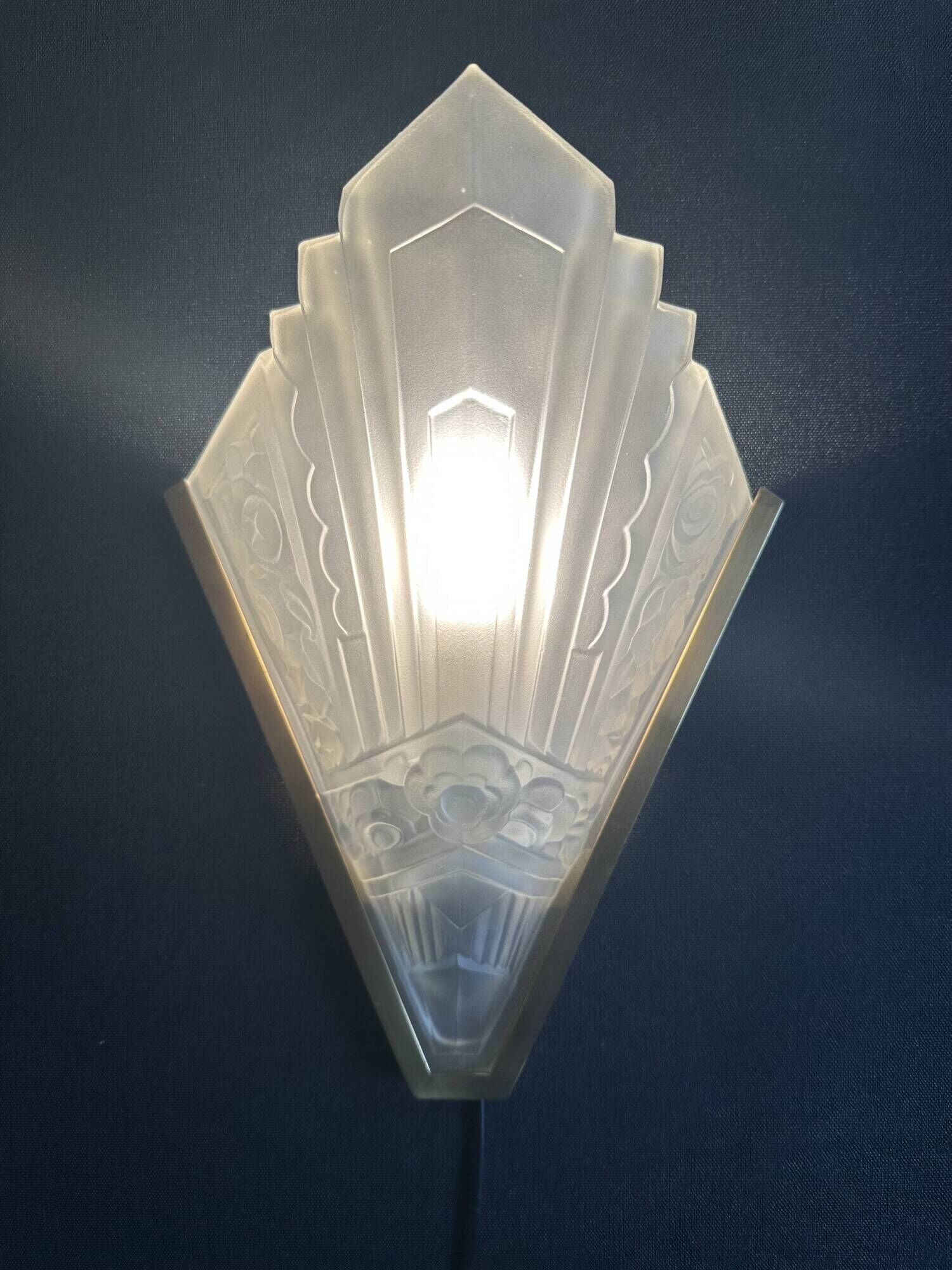 Pair of Art Deco wall sconces in molded glass and gilt brass, 1930