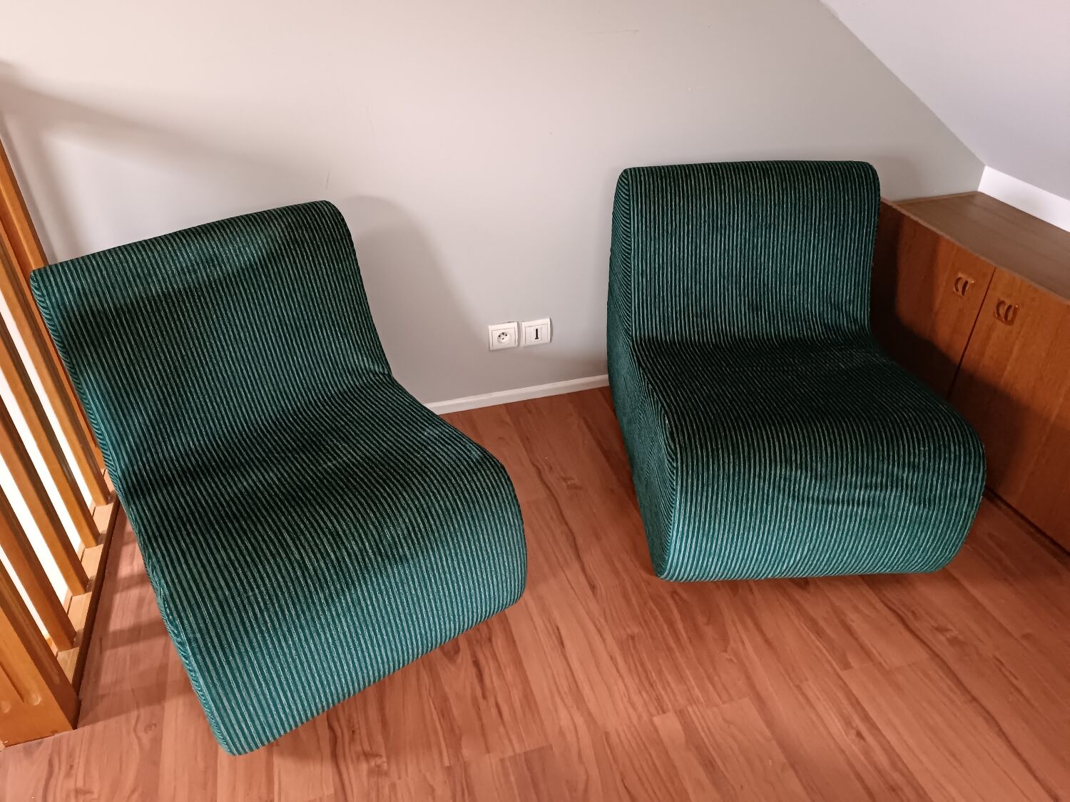 Paire de chauffeuses en velour circa 1970