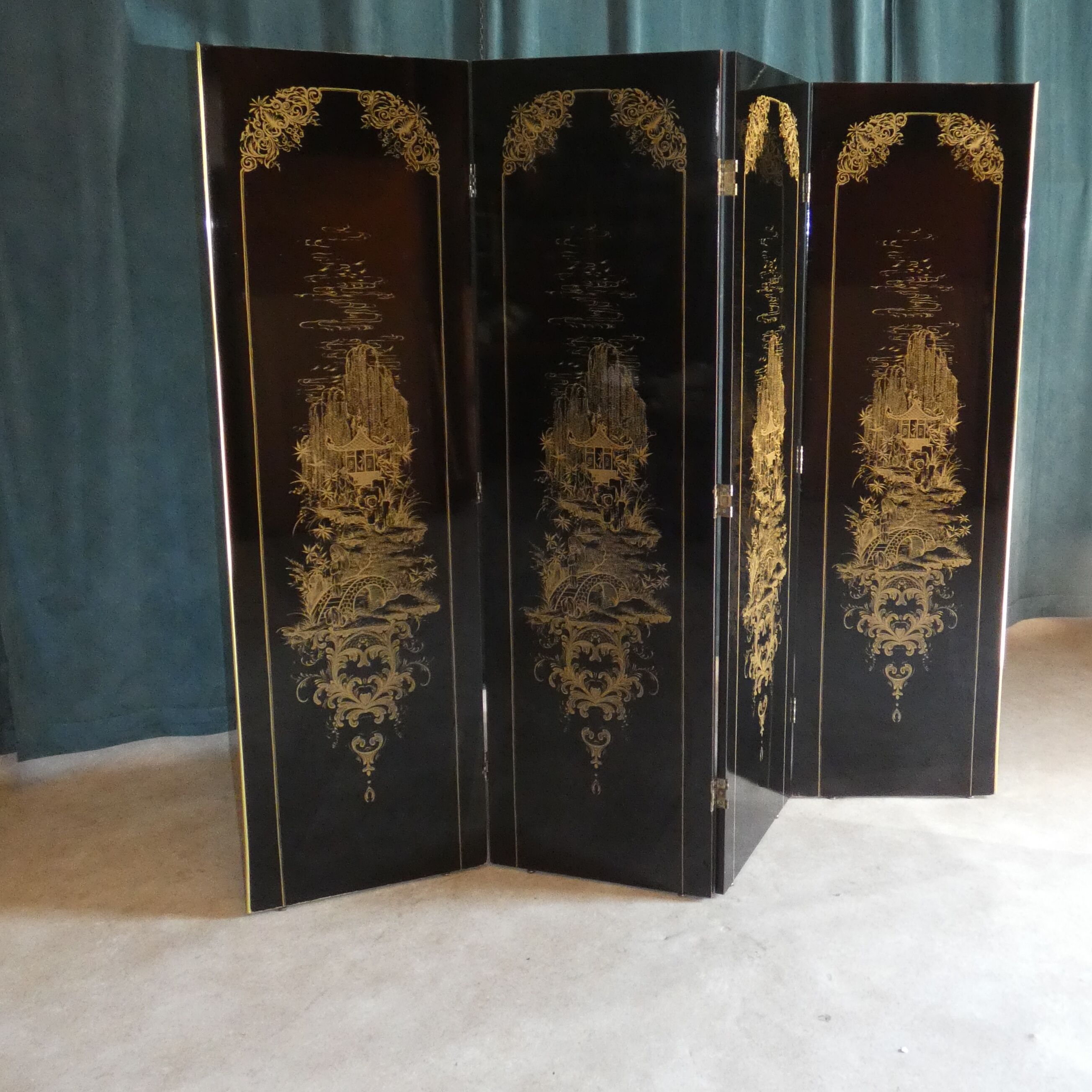 Laque screen black fund pattern