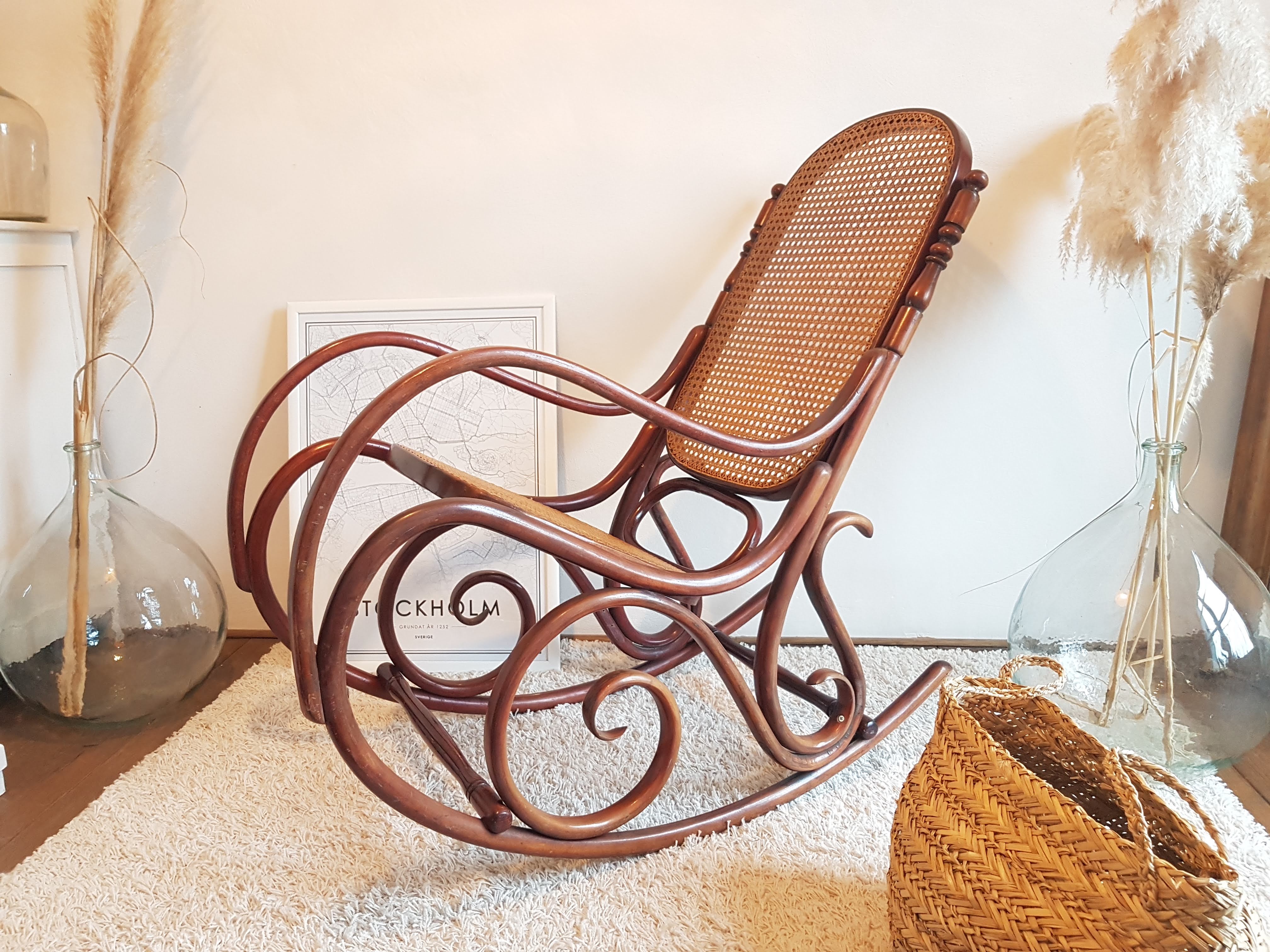 Rocking flesh curved wood and sitting in Art Deco cannage style
