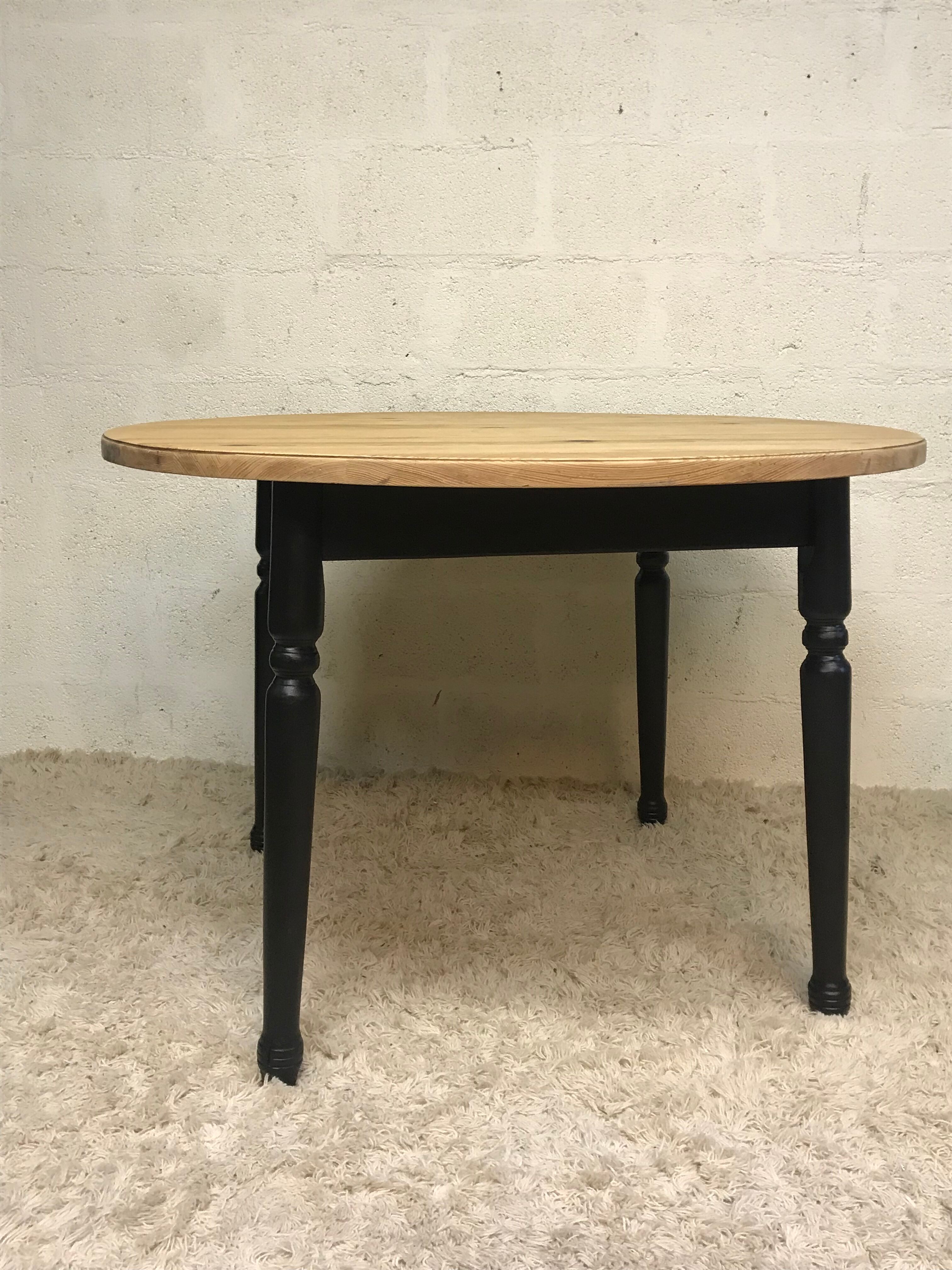 Round table raw wood - black
