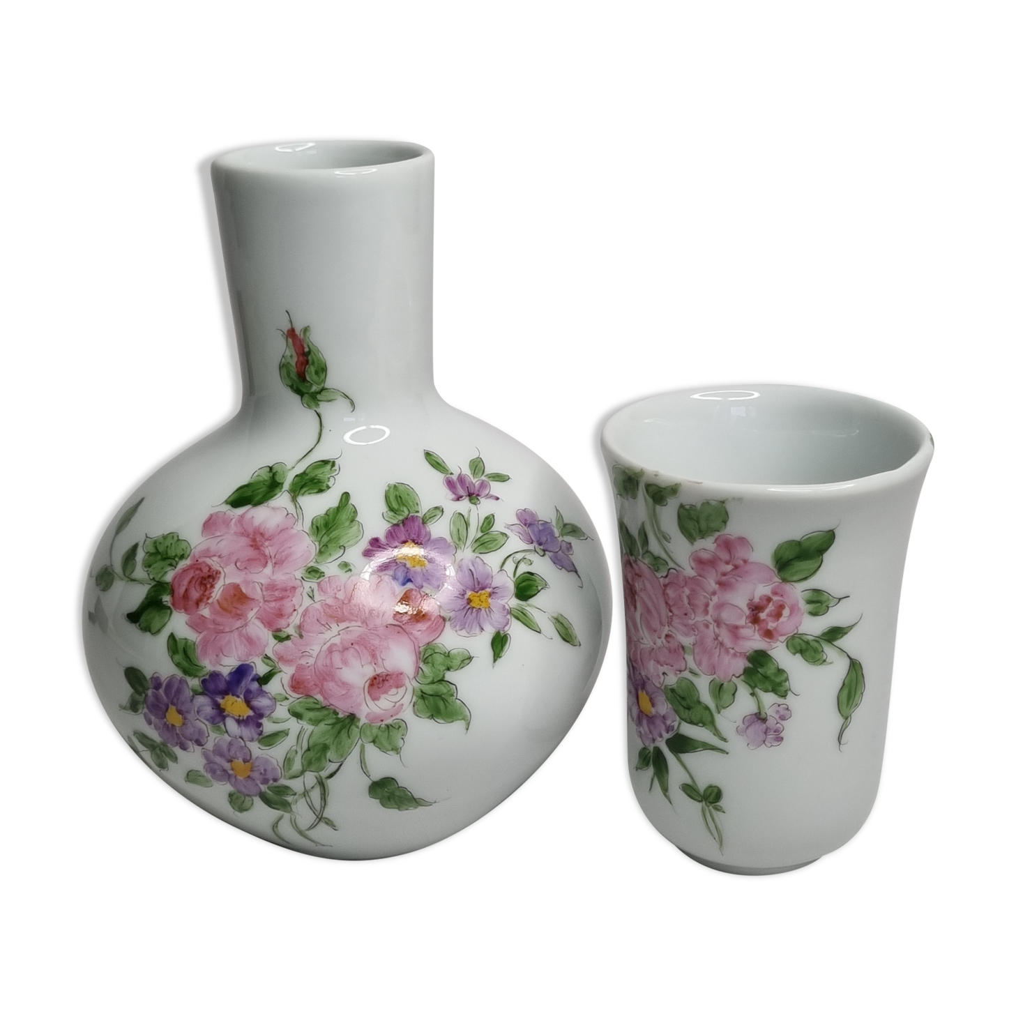 Ensemble pichet et gobelet en porcelaine décorés à la main