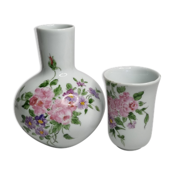 Ensemble pichet et gobelet en porcelaine décorés à la main