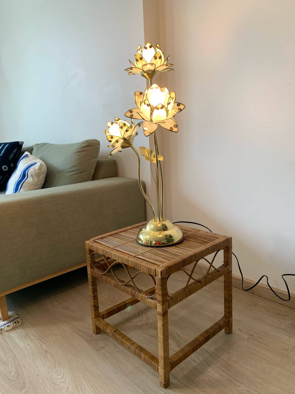 Vintage lotus flower lamp