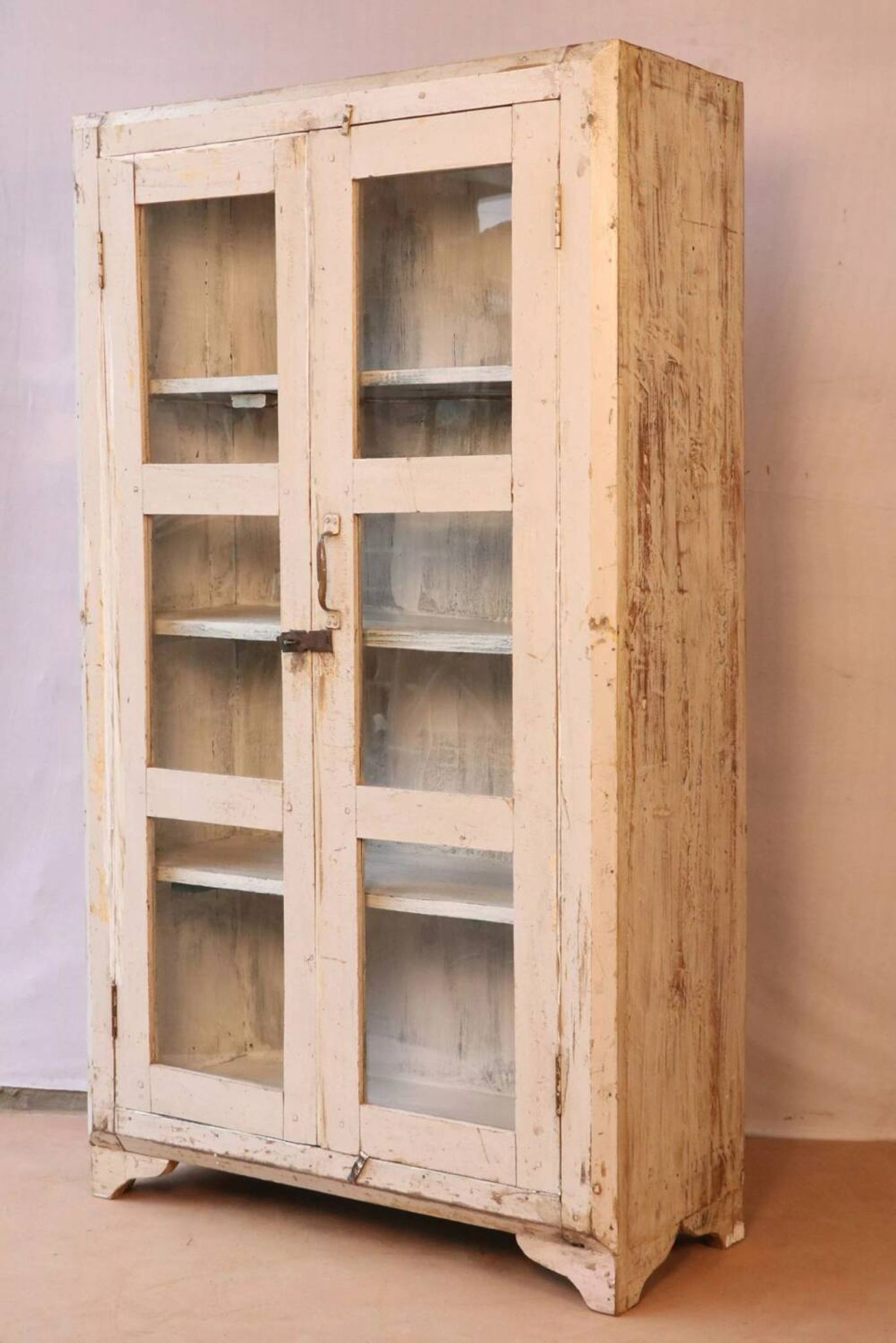Ancienne vitrine en teck birman patine blanché-écrue