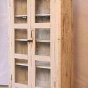 Ancienne vitrine en teck birman patine blanché-écrue
