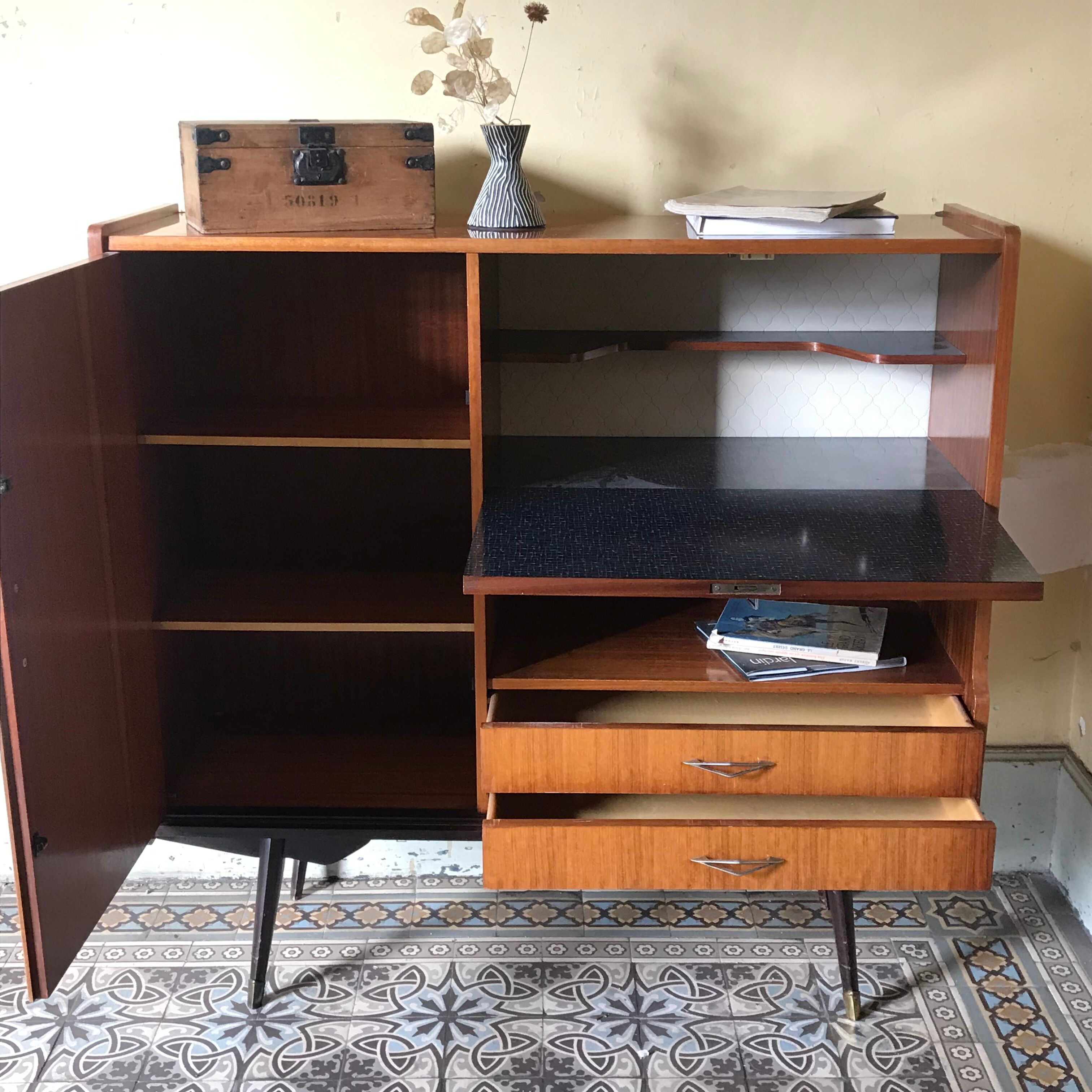 Scandinavian vaisselier