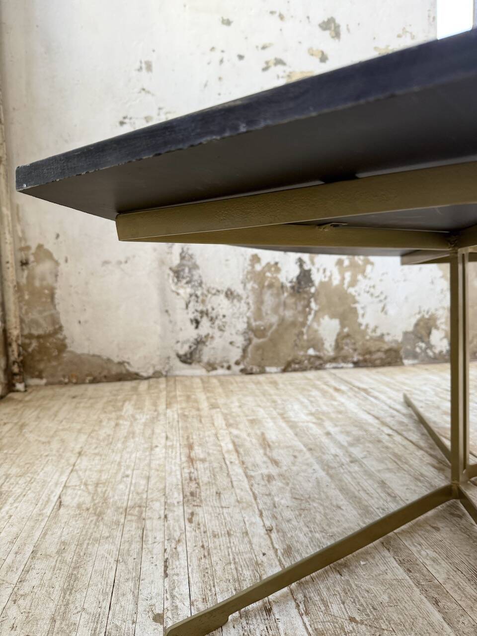 90s coffee table with Agate stone effect.