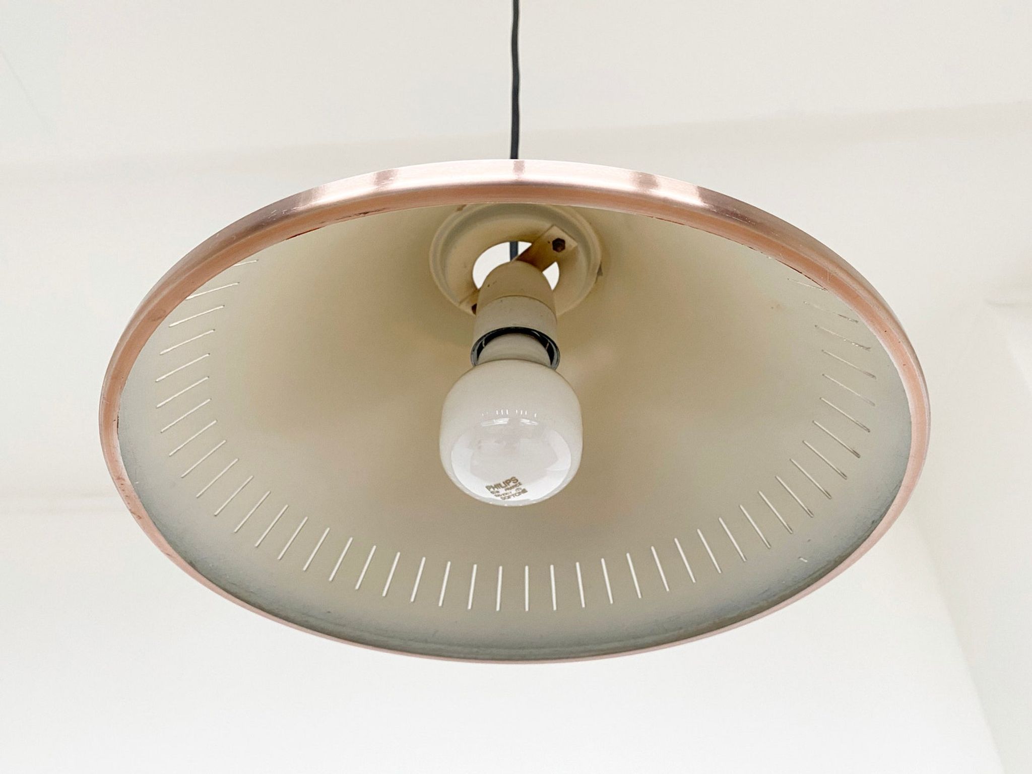 Suspension vintage rouge cuivre aluminium perforaté
