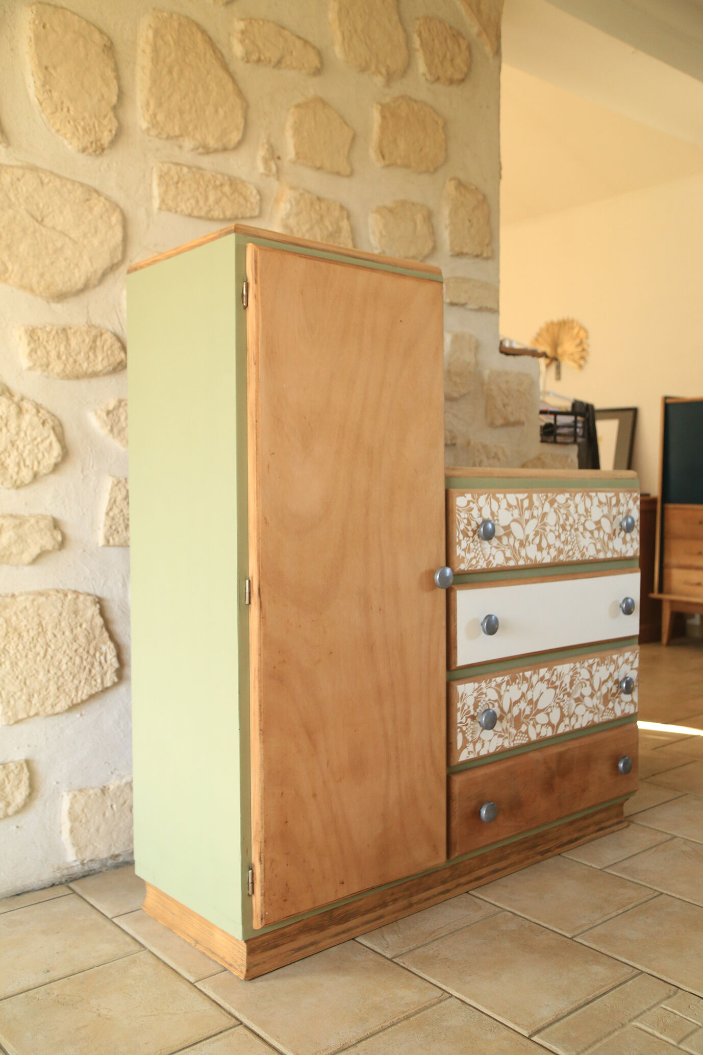 Asymmetrical cabinet