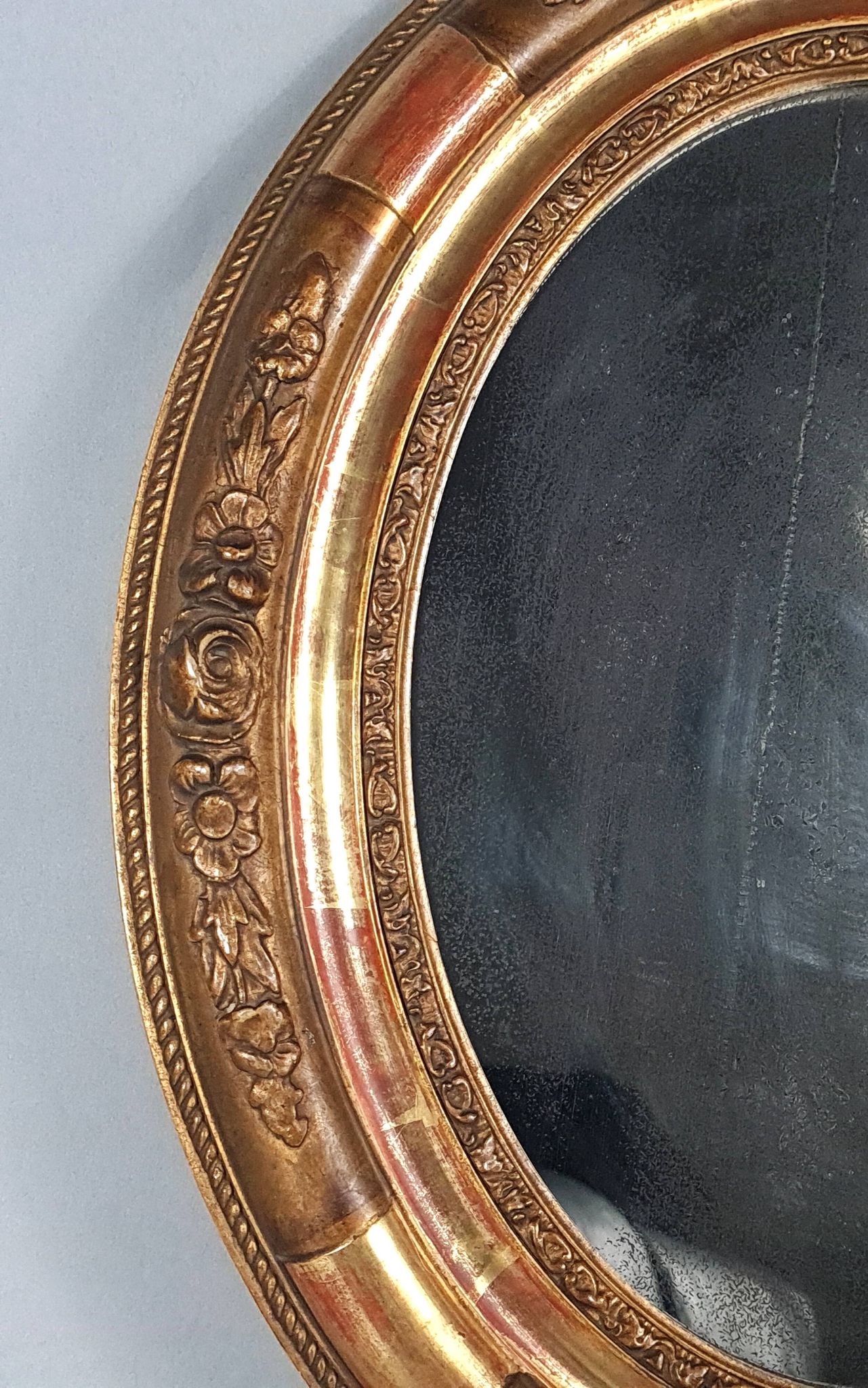 Antique oval mirror with original stucco and gilt wood frame, 37x31 cm. Beautiful patina.