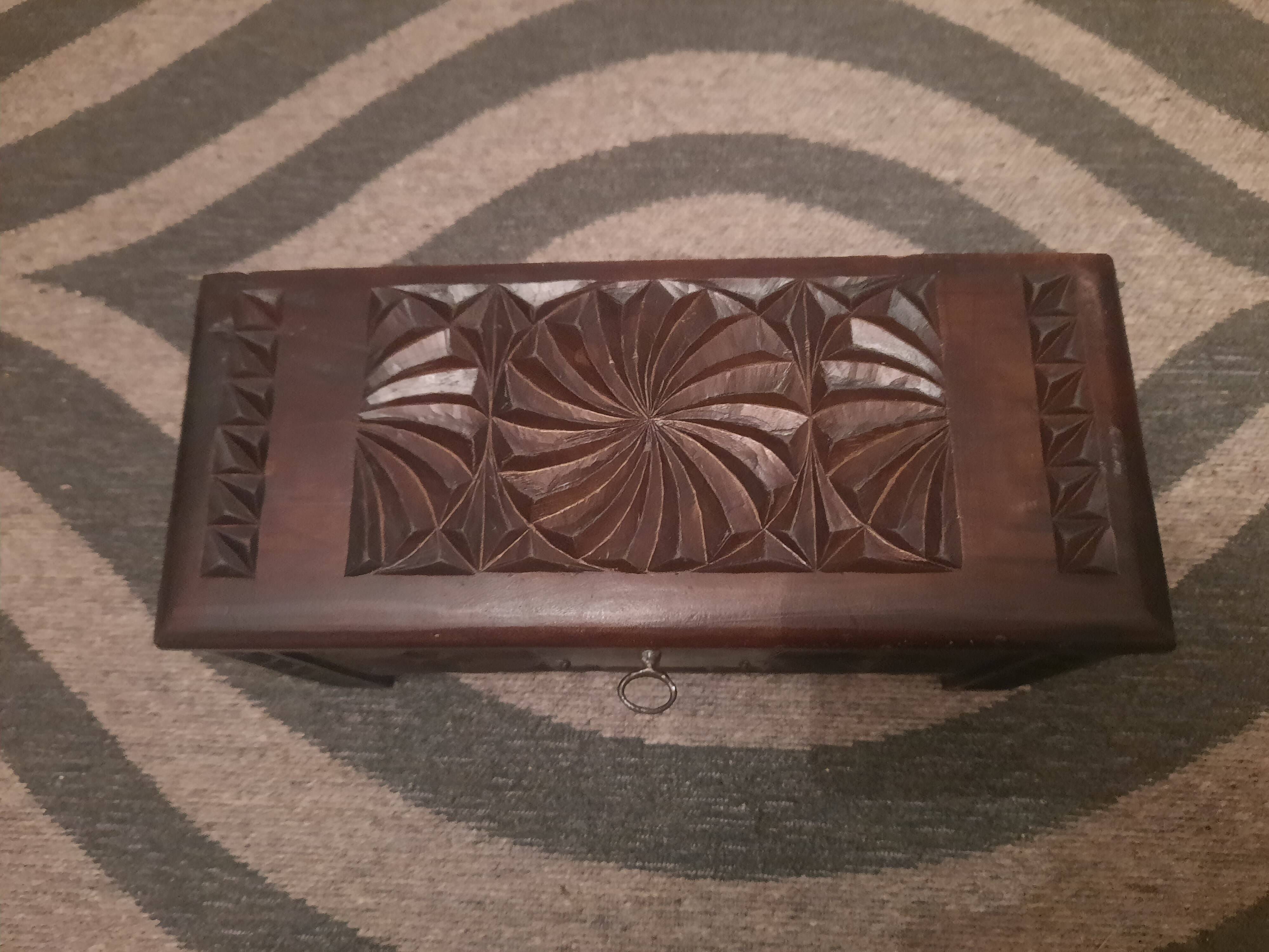 Coffret en bois sculpté