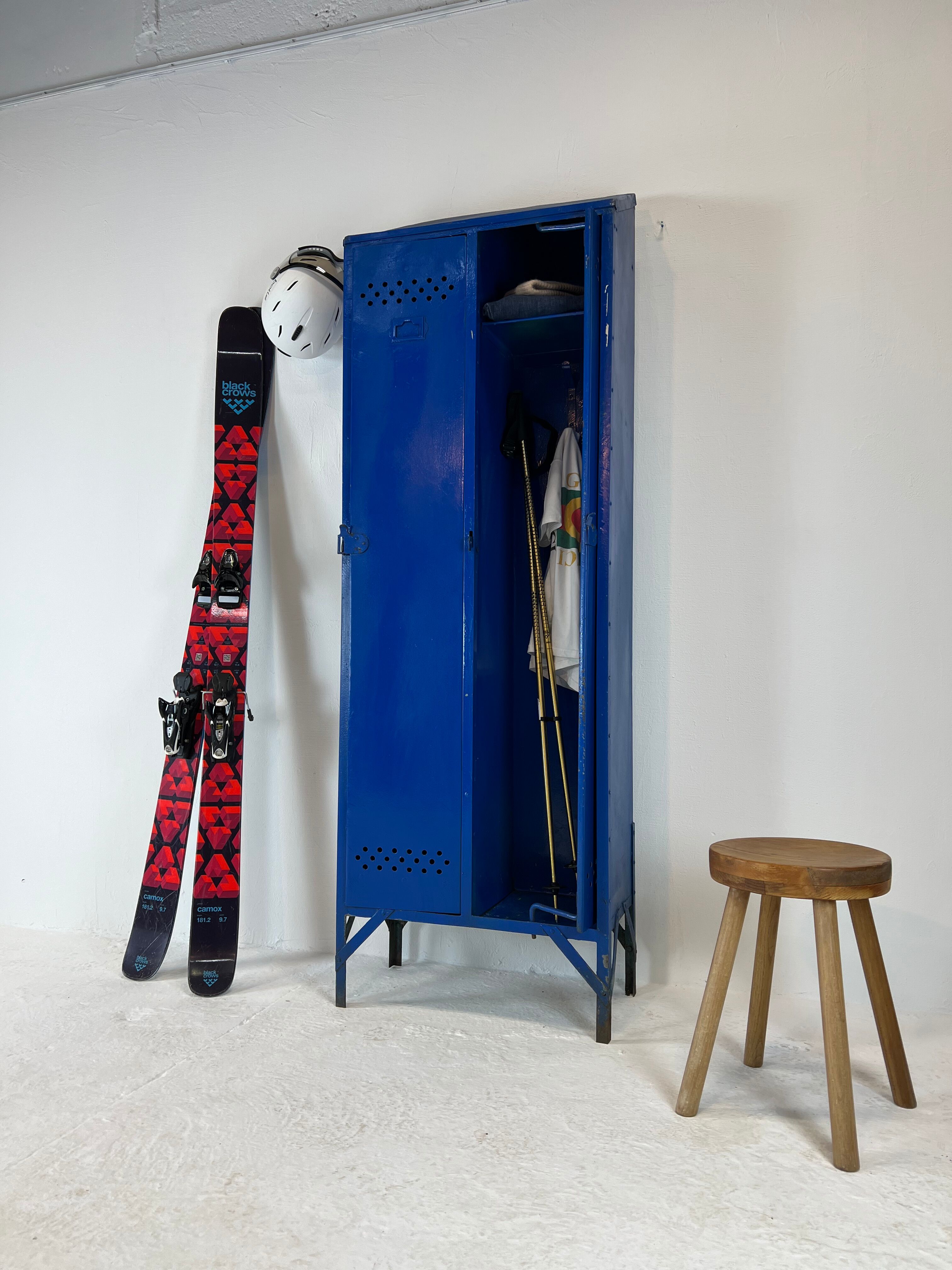 Metal locker with metal rivets