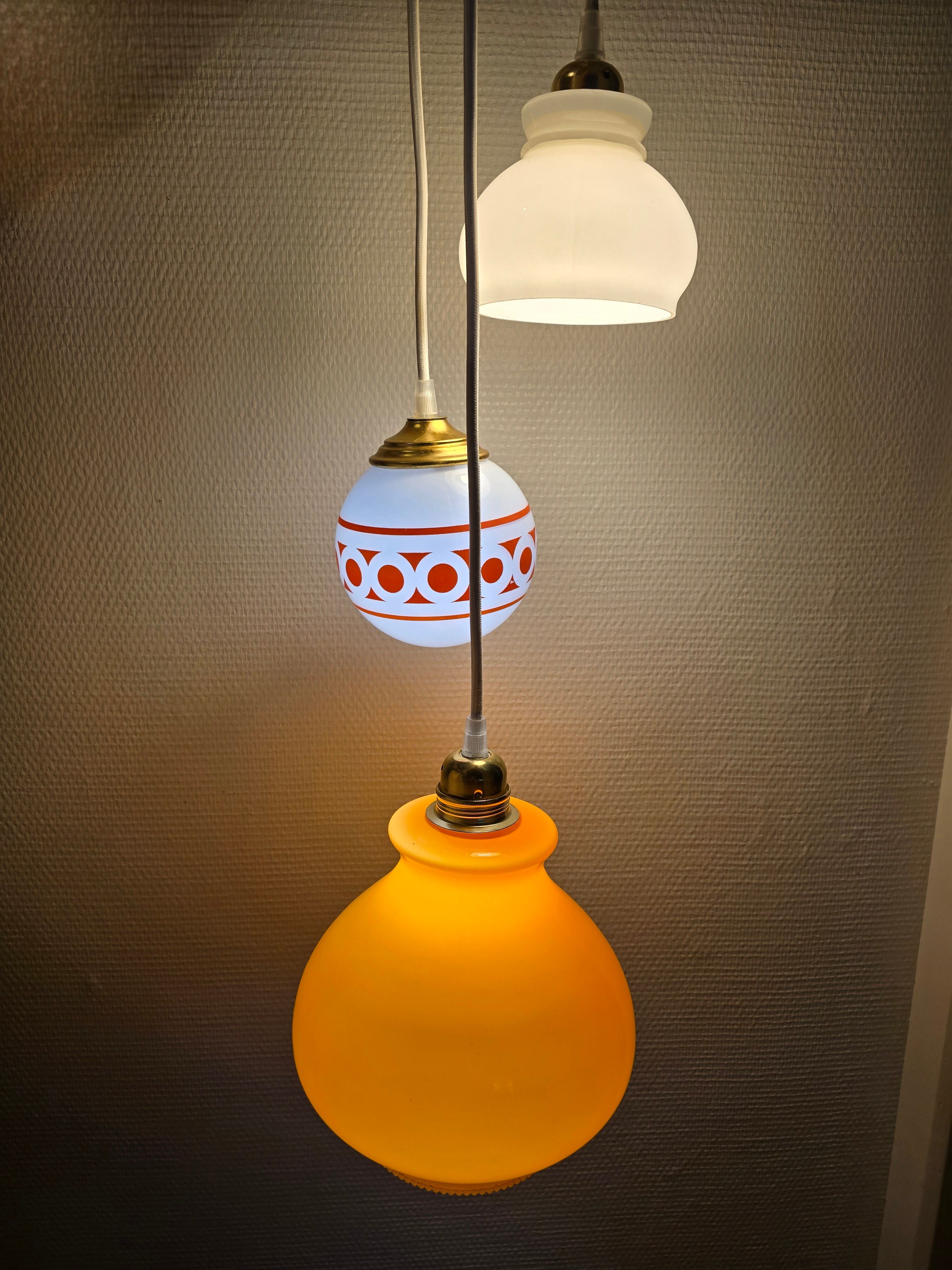 Suspension 3 globes vintage opaline orange et blanc