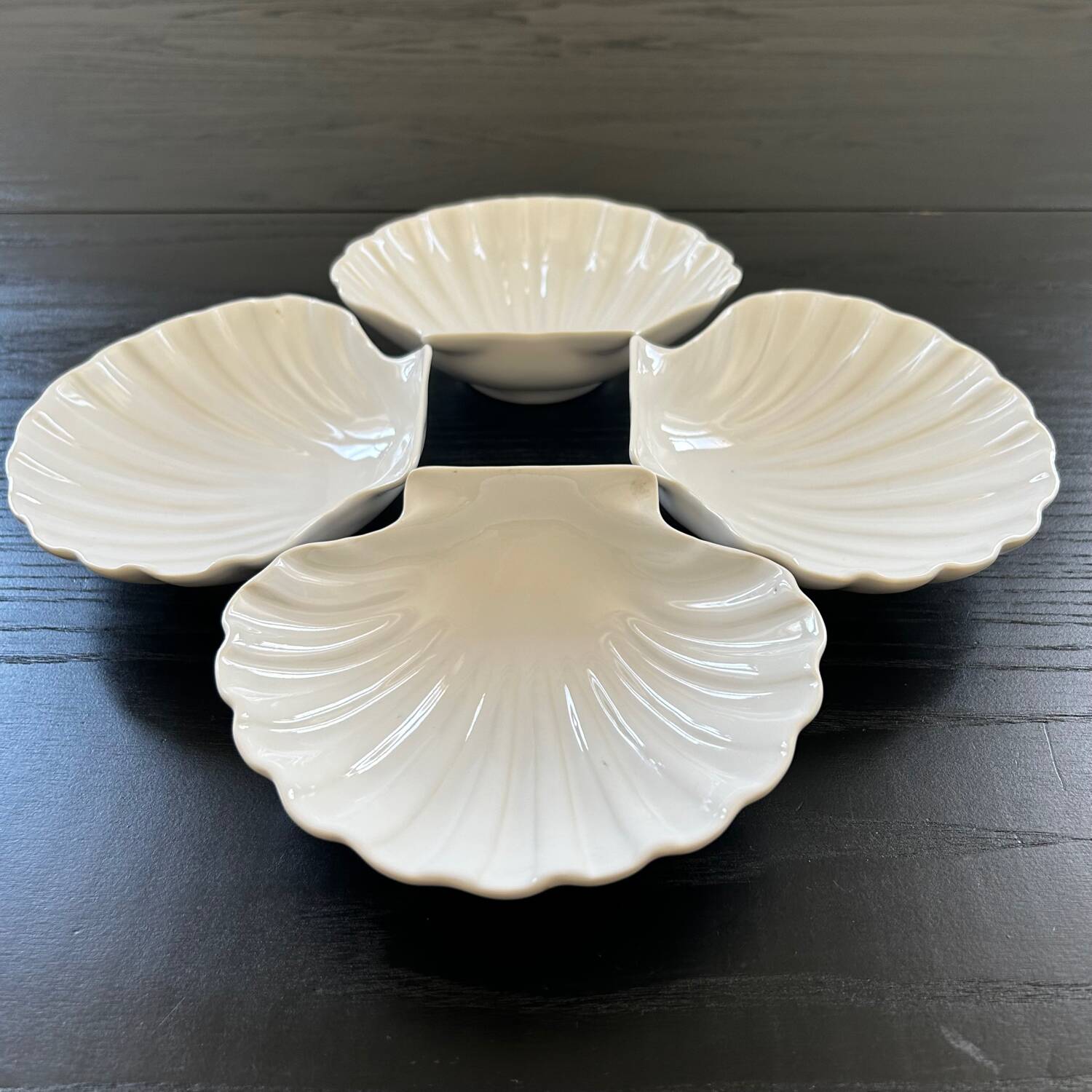 Set of 4 shell-shaped bowls