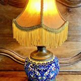 Ancienne Lampe à pétrole Gien Renaissance fond bleu XIX électrifiée
