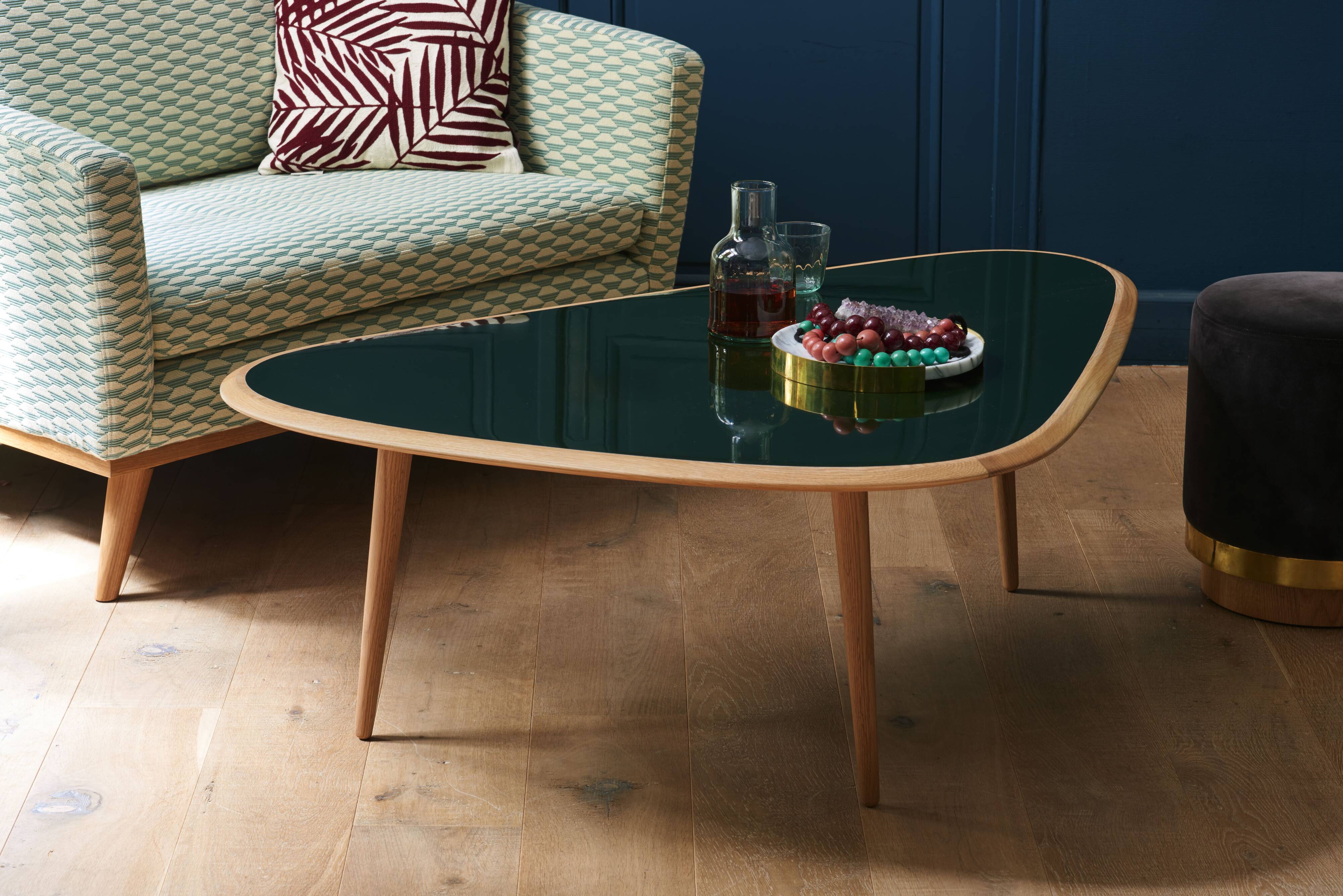 Table basse style années 50 , laque et bois.  marque red edition