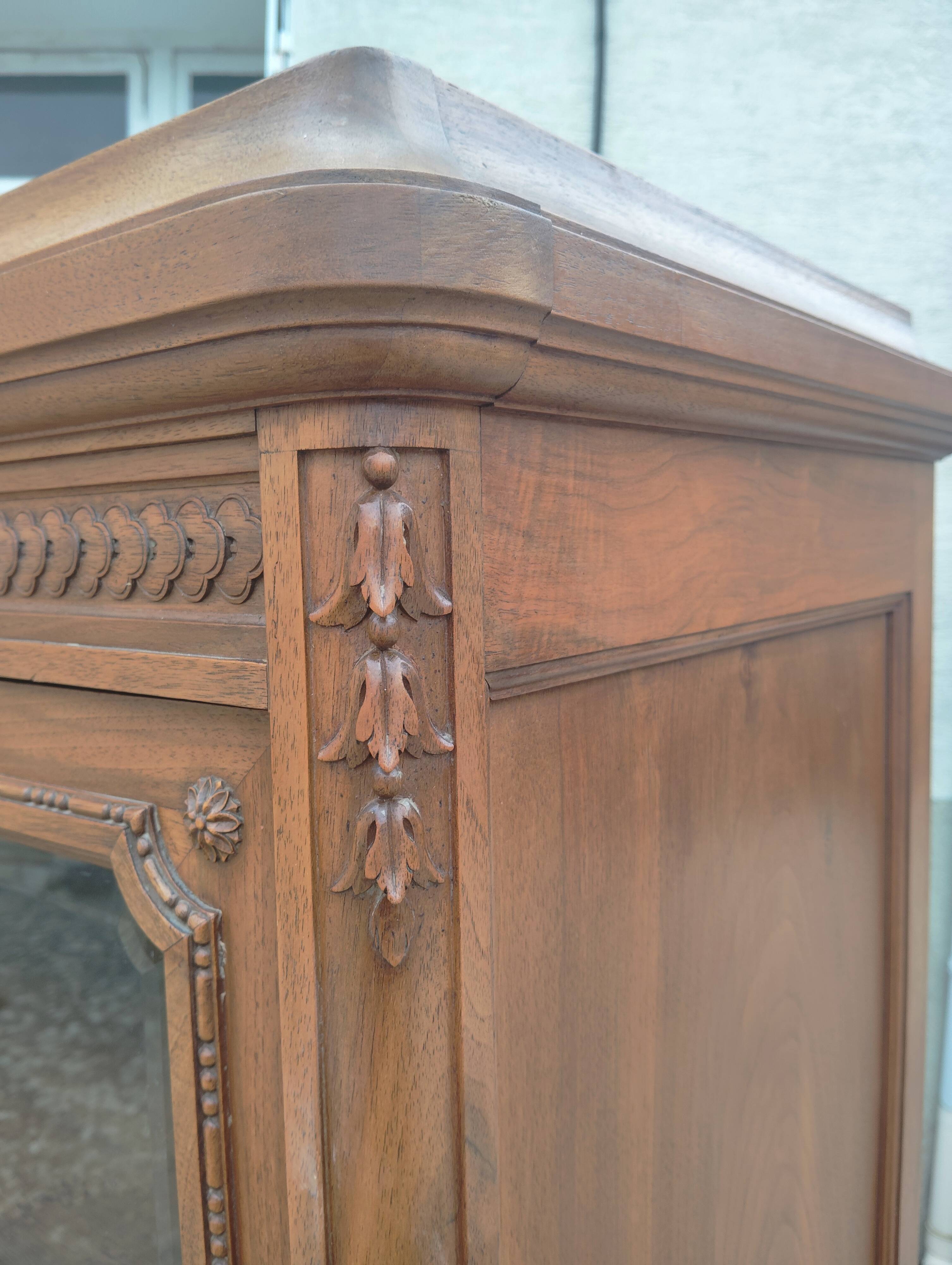Buffet vaisselier en noyer