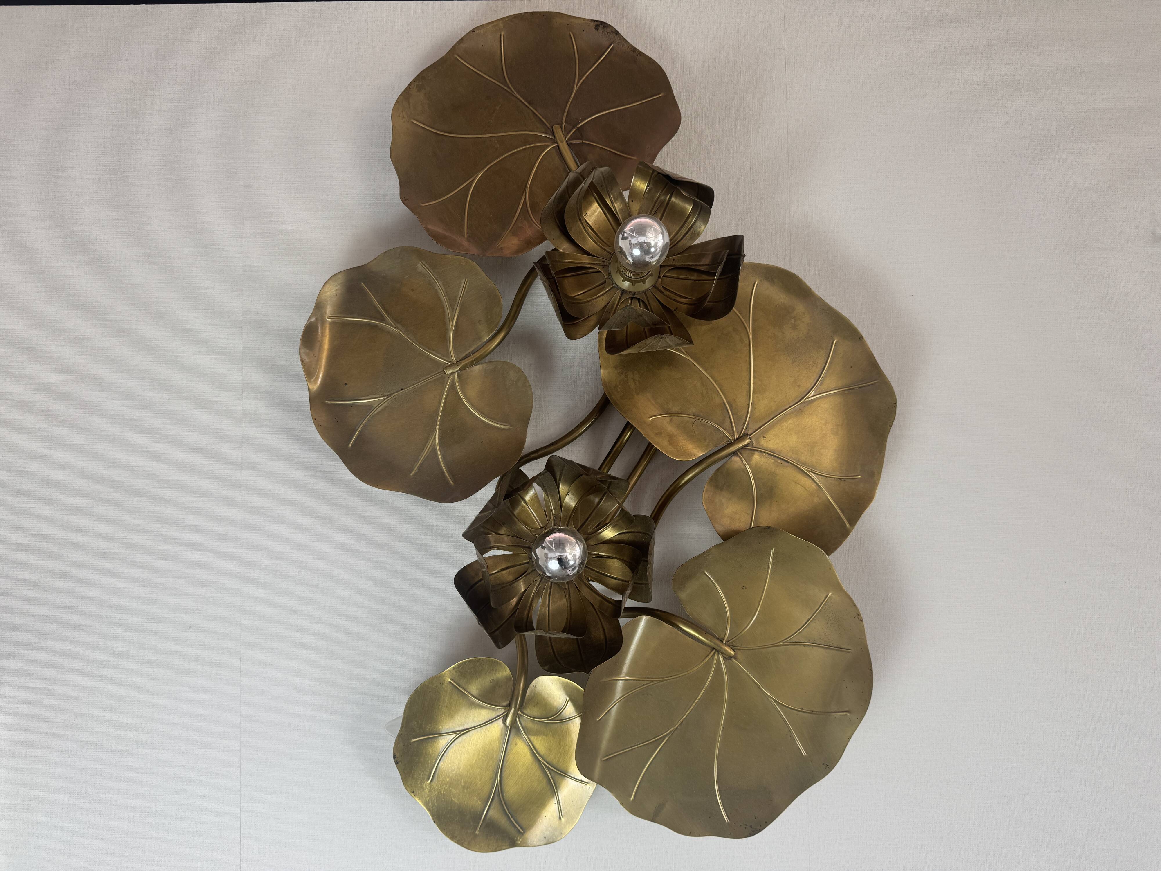 Large lily pad ceiling light in gilded brass Hollywood Regency — 7 lights — 1970