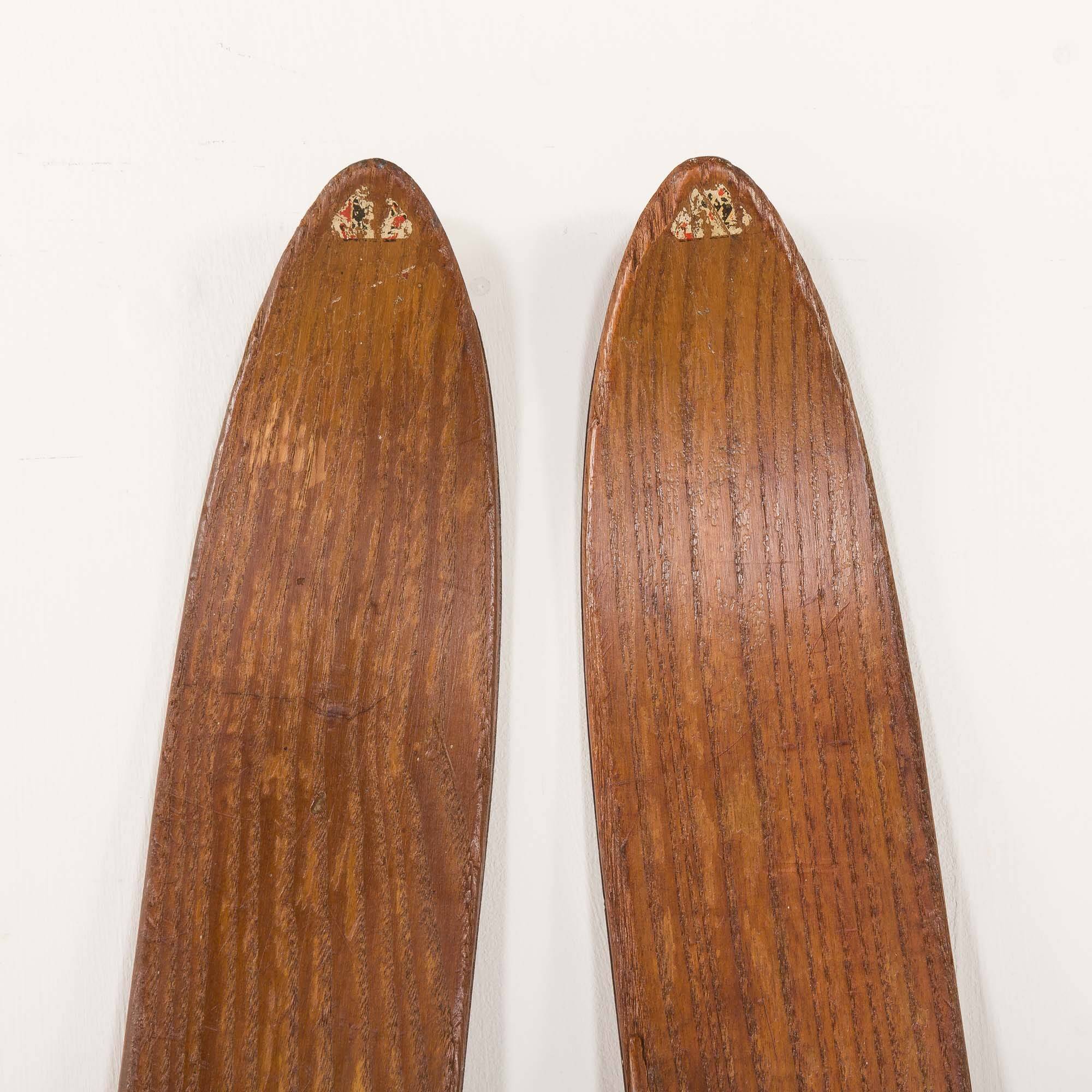 Paire de skis en bois vintage avec fixations Geze Kandahar et bâtons en bambou, années 1950