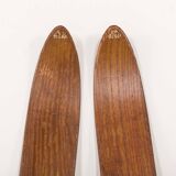 Paire de skis en bois vintage avec fixations Geze Kandahar et bâtons en bambou, années 1950